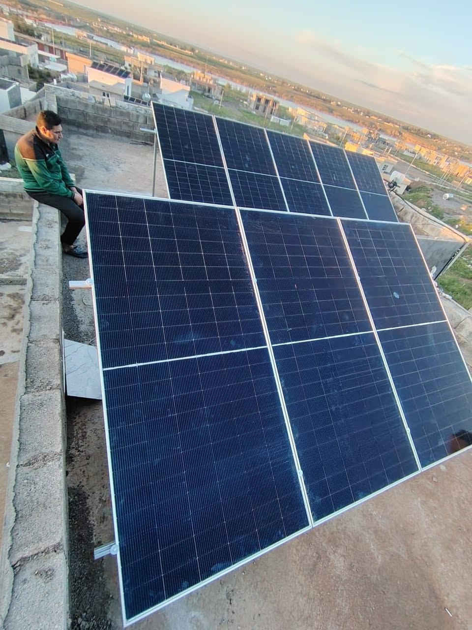 شركة المجد للطاقة الشمسية – قدرة متكاملة في الزويه ⚡

نواصل أعمالنا في قضاء البيجي، وهذه المرة في الزويه مع التركيب الجديد للأخ مقداد إسماعيل أحمد، بمنظومة شمسية متطورة توفر كهرباء مستقرة على مدار الساعة.

🔧 تفاصيل المنظومة:

· الألواح: 8 ألواح إيرا (IERA) قدرة 620 واط لكل لوح – توليد عالي للمكيفات والأجهزة المنزلية.
· البطارية: بطارية 16 JHPV – سعة تخزين قوية لاستمرارية الكهرباء ليلاً.
· الانفرتر: انفرتر 6 فلستي (6kVA) – كفاءة عالية وتحمل ممتاز.

💡 الإنتاجية:
🔹 16 أمبير نهاري
🔹 16 أمبير ليلي
كهرباء ثابتة بدون انقطاع، نهاراً وليلاً.

💰 طرق الدفع:
🔸 نقداً
🔸 بالتقسيط المريح

---

📞 للاستفسار والحجز:

👤 مدير الشركة:
حذيفة البو حسيب
📱 ***********

👤 مدير المبيعات:
عمر البو حسيب
📱 ***********

📍 الزويه – البيجي
شركة المجد للطاقة الشمسية.. طاقة بلا حدود

---

#طاقة_شمسية #العراق #البيجي #الزويه #شركة_المجد_للطاقة #ألواح_إيرا #انفرتر_فلستي #بطاريات_JHPV #كهرباء_نظيفة #توفير_الطاقة #تركيبات_شمسية
