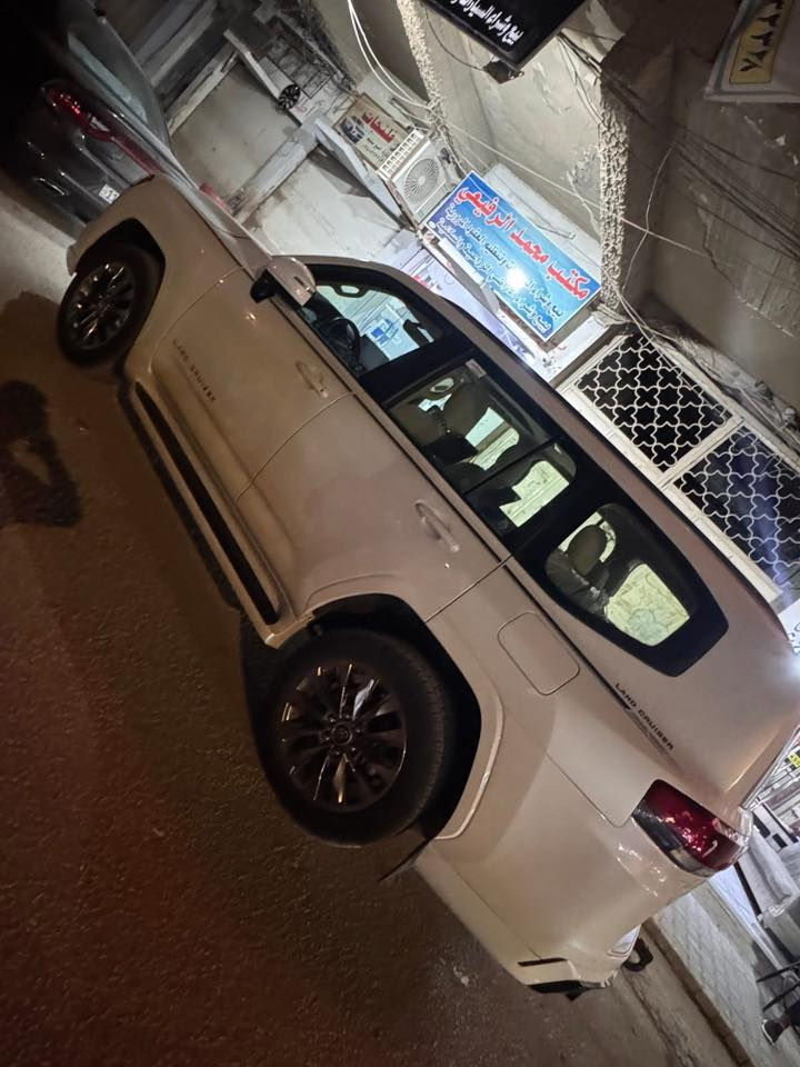 السلام عليكم
لاندكروز 24 
السياره مواصفاته معروفه 
***********
***********
