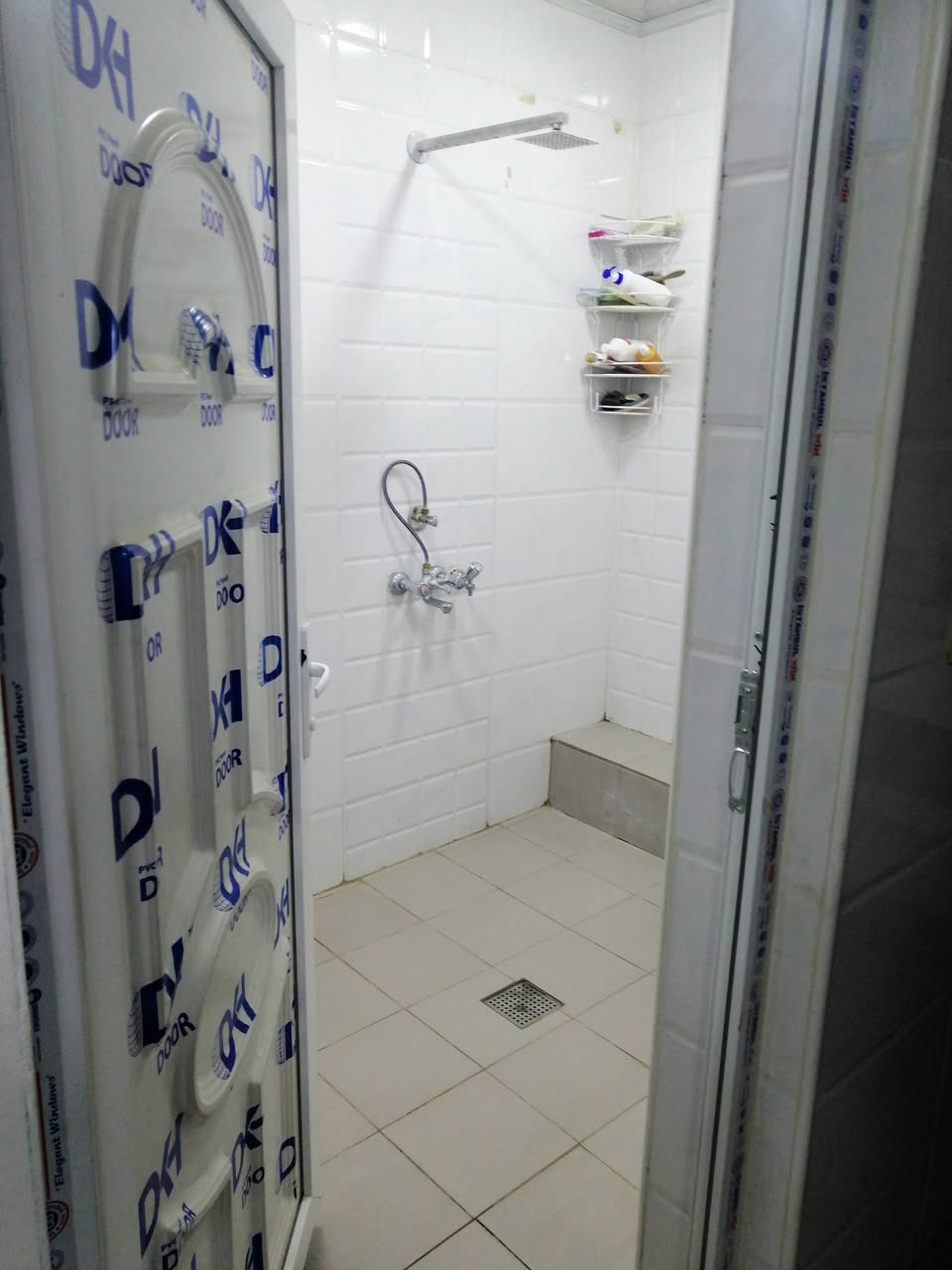 دار حديث (للبيع أو معارظة  مع دار) 
الموقع: حي الصديق الثانية قرب مجمع الاوربي2
المساحة :  320 متر
الواجهة : 10 متر
الاتجاه : شروق تام
عرض الشارع. : 12متر
سنة البناء :  2025
ط1 غرفتين نوم واستقبال وهول ومطبخ حار  وبارد ومخزن وصحيات وكراج. وحديقة
ط2 اربع غرف وهول وصحيات وبيتونة
(المكاتبة مع الشرعي) 
للاستفسار
***********
***********
نستقبل طلباتكم العقارية بيع شراء ايجار
