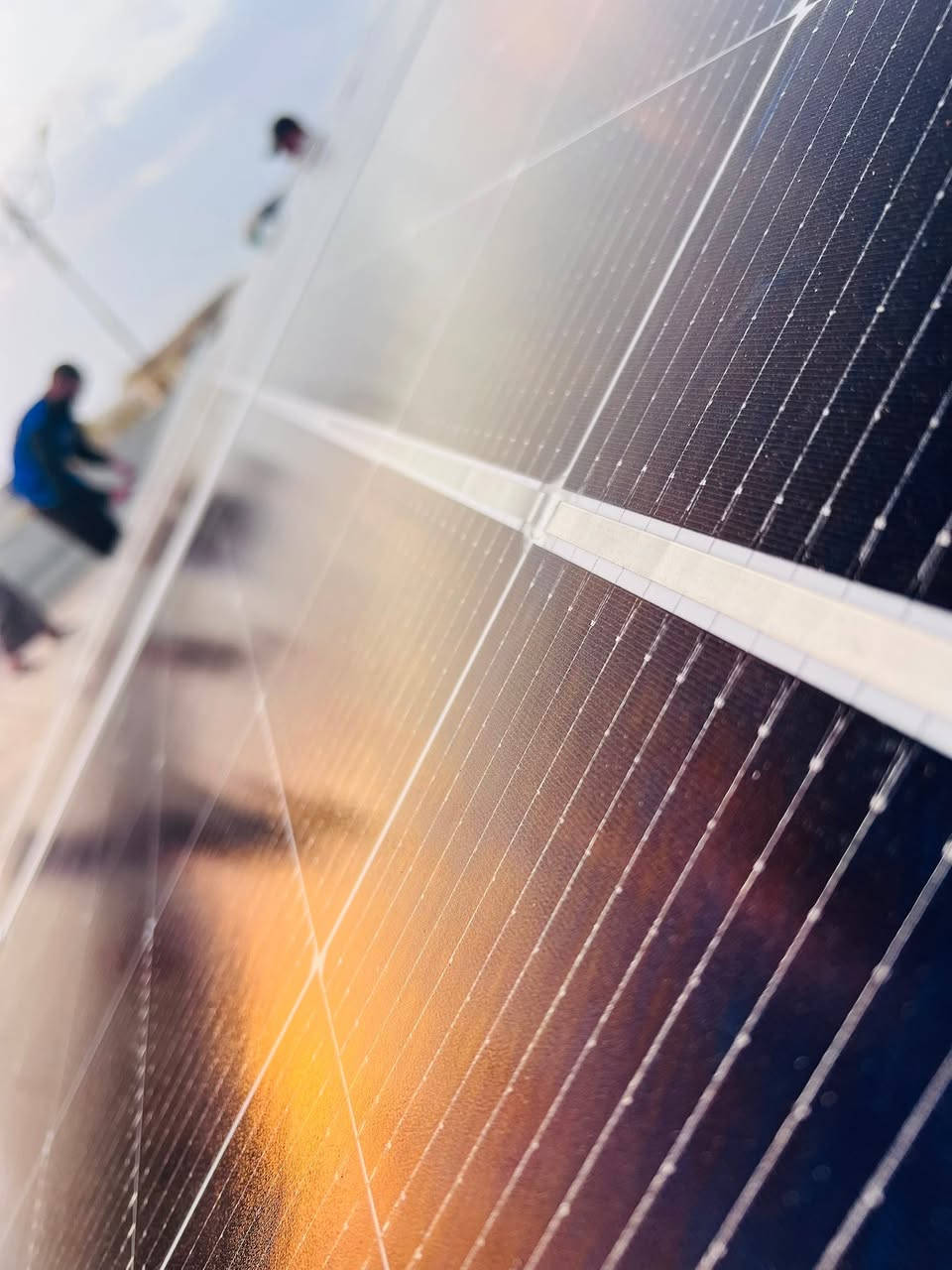 #تجهيز_منظومة_طاقة_شمسية 1️⃣5️⃣ أمبير ☀️⚡

تم بعون الله تجهيز وتنصيب منظومة طاقة شمسية متكاملة في مدينة الشرقاط – #قرية_الشيخ_حمد_بيت_ابووطبان
ضمن حلول الطاقة البديلة التي توفر استقراراً في الكهرباء وتقلل الاعتماد على المولدات، مع تشغيل مستقر وكفاءة عالية.

تضمنت المنظومة بطارية ليثيوم Grenade بخلايا REPT الأصلية بحجم 16 كيلوواط، والتي تمتاز بعمر تشغيلي طويل يصل إلى 8000 دورة شحن وتفريغ بنسبة ‎90%‎، مع ضمان استبدال لمدة 5 سنوات، ما يمنح المستخدم طاقة مستقرة وموثوقية عالية في الاستخدام اليومي.

كما تم اعتماد جهاز itel بقدرة 6 كيلوواط، يتميز بنظام حماية IP54 ضد الحرارة والرطوبة والغبار، مما يجعله مناسباً للعمل في مختلف الظروف البيئية، مع ضمان استبدال لمدة سنتين لضمان أفضل أداء واستقرار للمنظومة.

أما الألواح الشمسية فهي ألواح Longi بقدرة 615 واط المصنفة الأولى عالمياً من حيث الإنتاج والكفاءة، مع ضمان لمدة 10 سنوات لضمان أعلى إنتاج للطاقة واستفادة قصوى من أشعة الشمس.

نفتخر بتقديم منظومات طاقة شمسية بمواصفات حقيقية وتصميم هندسي متقن وبكوادر متخصصة وخبرة في التنفيذ، لضمان أفضل أداء وجودة لعملائنا.
───

📍 شركة إتحاد الاركان - سنلايت للطاقة الشمسية 
نقدملك أحدث المنظومات بأعلى المواصفات العالمية وخطط ضمان حقيقية.
رابط الموقع الالكتروني للشركة :
www.etihad-alarkan.iq
ايميل الشركة :
info@etihad-alarkan.iq

📞 للاستفسار أو طلب معاينة موقعية، راسلنا على رسائل الصفحة أو اتصل بنا على: 

الفرع الرئيسي - كركوك / الواسطي 
المبيعات 
***********
***********

فرع بغداد / شارع فلسطين 
دكتور حسن دمبوس او الاستاذ غسان :
***********

فرع كركوك / مركز قضاء الحويجة.
المهندس عامر الديري:
***********
***********

فرع كركوك / مركز ناحية الزاب
المهندس علاء الجبوري 
***********

فرع صلاح الدين / الشرقاط
الاستاذ حوران الجبوري
***********
***********

فرع نينوى / الموصل
المهندس فراس الجواري
***********

فرع بابل / الحلة
سيد جعفر
سيد قيصر
***********
***********

فرع صلاح الدين/ الضلوعية
دكتور سمير عزيز 
***********

#طاقة_شمسية #بغداد #لونجي #العراق #طاقة_متجددة #سنلايت
