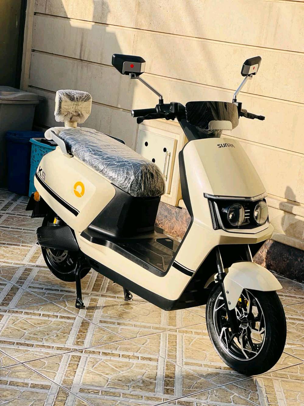 ✨ دراجة سونرا –SUNRA ✨
🚴‍♂️ من الصانع العملاق SUNRA العالمية – موديل 2026
بيها ضمان 3 سنوات ملف 
وا ضمان باتري سنة
وا عقل سنة ونص 
وبي بعد 30 شغله بيها ضمان
كتلوك موجود 
🔰 المواصفات:
🛞 ملف 1500 حقيقي برسنس حقيقي 100 بل 100 يعني جيب مال السوك المكتوب علي 3000 شرط العندي انشط
🔋 6 بطاريات كرافين كرافين مو عاديات  – 26 أمبير ⚡ 72 فولت
🚀 سرعة حقيقية 60 كم/س بتحكم 3 سرع
📏 مسافة مقطوعة بالشحنة الواحدة: 50 – 60  كم (حسب الاستخدام والسرعة والوزن المحمول)
حقيقي مو وهمي الكيج
 نضام P
🔄 نظام الرجوع للخلف R 
🛑 بريك هايدروليك دسك بكفاءة عالية
🌀 دبلات هايدروليك أمامي وخلفي – راحة ونعومة على الطرق
📺 شاشة رقمية لعرض المعلومات والسرعة
🔑 بصمة عدد 2 + تشغيل عن بعد وسويجين
🚨 جهاز إنذار ضد السرقة
💺 كشن سياحي مريح لشخصين
📦 مساحة تخزين واسعة تحت الكشن
🔌 منفذ شحن UPS للموبايل
💡 لد لايت أمامي عالي الوضوح + رماش عالي/واطي
🔴 بك لايت لد بتصميم مميز
🌟 لد أمامي وجانبي نهاري/ليلي عصري
🚦 إشارة رباعية لزيادة الأمان
🦾 استاند عدد 2 (وسطي + جانبي) بي حساس من ينزل ما يمشي المطور 
 ( ألون  مميز ) 
🚀 قوة وأداء لا مثيل له… خيارك الأمثل على الطريق
ماطور رزن تمشي بي 50 وتعوف ايدك لا يمني ولا يسر يروح 
شرط حالو حال الريان اذا ما اضبط 
كلو مختم SUNRA
يوم 2/11  اخذتو ول وصل موجود 
✅ ☎️( ***********)
 السعر 850 بي مجال او مروسه 