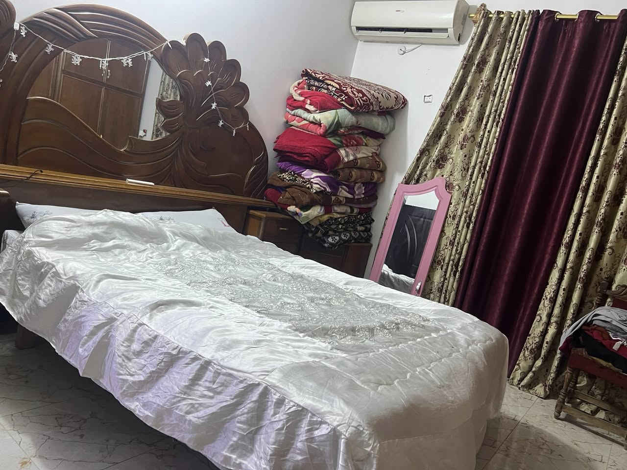 سلام. عليكم غرفة خشب درجة اولى ضخمة عراقية  سعر مليون وبيه مجال بسيط متوفر توصيل سعر حسب المحافضةلتواصل ***********💓💓
