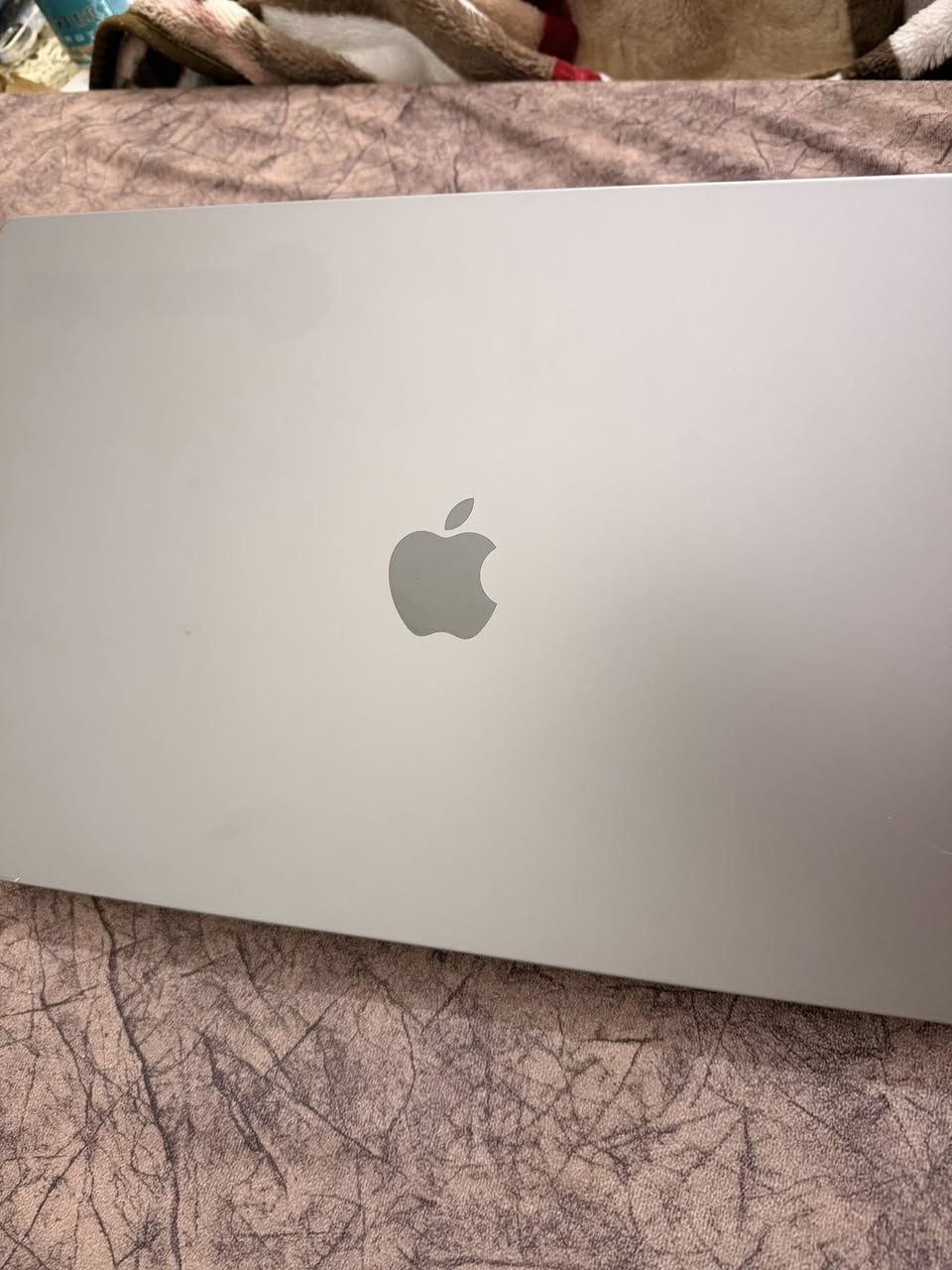 السلام عليكم
MacBook Pro 2021 
16” الحجم المرغوب و الغنية عن التعريف
M1 Pro معالج 
Ram 16 
Storage 1Tb
Touch ID 
اللابتوب نضيفه كلش و شغالة 100% 
و بيها طخه بالزاويه خفيفه كلش و مصورها 

دورات الشحن 375 دوره
رايديها ب مليون و 400 الف و ما اضن اكو هيّج مواصفات بهذا السعر خصوصا حجم ١٦" 
و الشاحنه 140w 
مكاني بغداد الكرخ
للتواصل ***********
