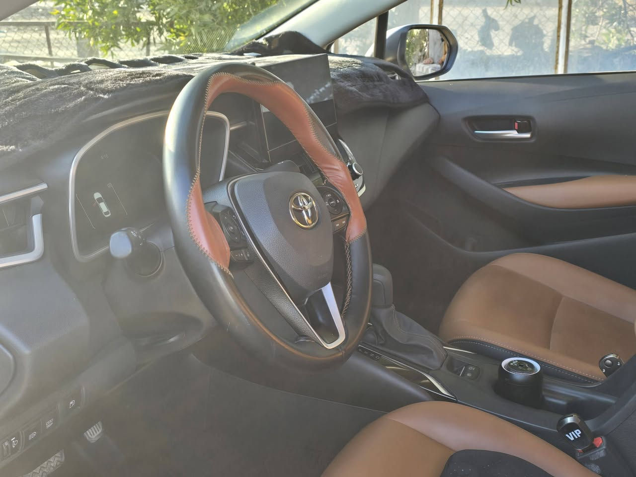 السلام عليكم .... كورلا هايبرد ٢٤ داخل جلد لونين مشمشي واسود السيارة بوضع الشركة ماشيه ٢٢ الف وباقي مواصفات الكورلا المعرفه السعر ١٤٨ وبيها مجال 
***********
