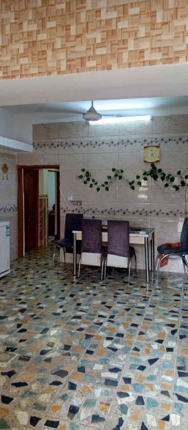 سلام عليكم للبيع بيت طابو ملك صرف ب اسم شخص واحد مو ورثه ولا ايشي شرط التحويل البيت ركن تجاري يعني صاير بصف التجاري  مساحه ٢١٤ متر البيت ٣ طوابق يحتوي على ١٥ غرفه كامل مع الاستقبال والمطبخ
عنوانه سايدين عبد الرحمان التجاري لاكن البيت عنوانه الواسطي لان هوه بل واسطي وبحزيران هاذى البيت موقعه حلو اييضاً
***********
وبيه مؤجر هم دخله ثابت ٤٥٠
