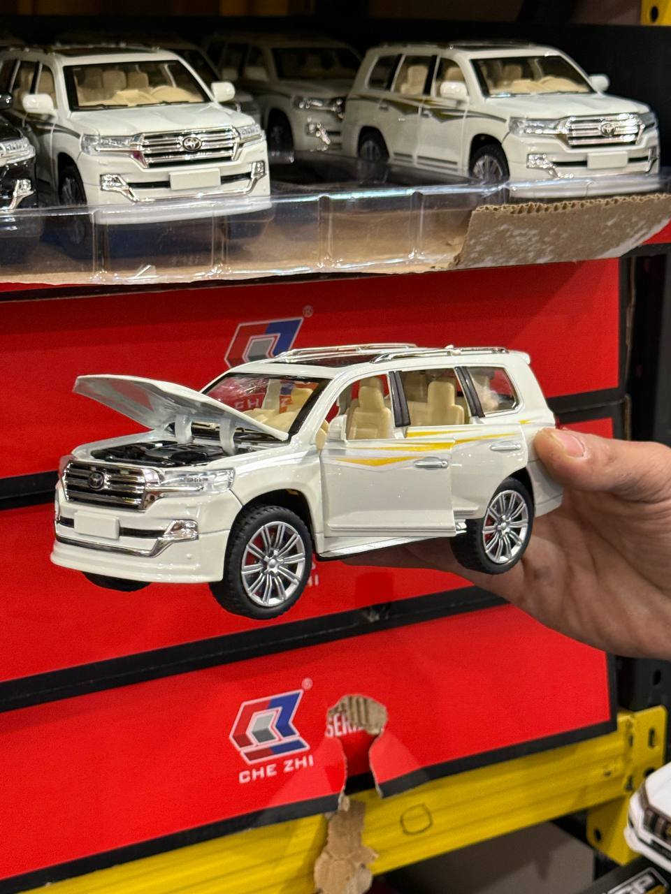 قياس: 25 سم
حديد
دبلات
تفتح جميع ألابواب
تفتح البنيد والجنطه
تايرات امامية تتحرك يمين ويسار 
اصوات شغالة
إضاءة شغالة
اضاءه داخليه شغاله 
تفاصيل دقيقة وواضحة
السعر : 17 الف 
يوجد توصيل لكل محافظات العراق 🇮🇶
***********
