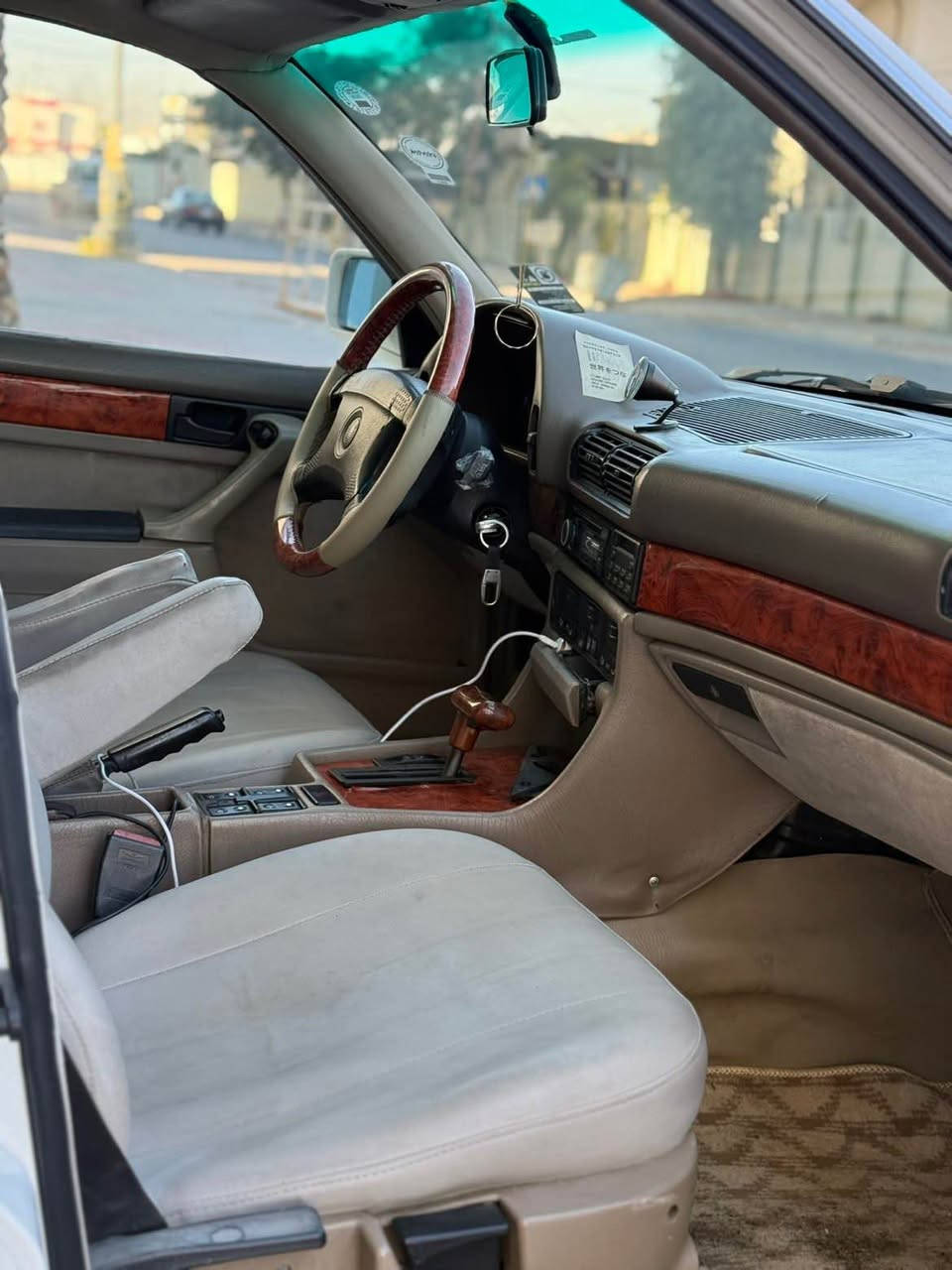 کوردی/عربی
کوردی/
مۆدێل ١٩٩١ 
بیلاد ٧٣٠ 
حیزام سبوخە پشت و پێشی کەپسە بێ زەربە 
مۆدی ئیکۆ و سپۆرت و ناو بەفری ئیش ئەکات 
گێچ ٢٨٠ ناو ئەڵقەیە پانکەی کراوەتە کارەبای 
گێر مەکینە کارەبایت بە شەرت 
تەبریت و گەرمی بە شەرت هەردوکی ئیش ئەکات 
تایە و ویل تازە بۆی بەسترەوە 
چوار جام کارەبا 
سیستەم سەماعەیە خۆشی لەسەرە 
هەزە و سەنەوی تازەیە 
دەفتەر بەنزینیشی هەیە
سەیارەکە نموونەیە لە جوانی و پاکی 
کوردی/***********
***********
عربی/
بلاد ٧٣٠
حزام صبغ فقط للجماليه دعاميه للدعاميه مكفوله كفاله عامه بدون ضربه 
مود ايكو سبورت و M كله شغال
كيج ٢٨٠ ابو حلقه 
مروحه الراديتر كهربائي 
أربع جام كهرباء
تبريد و تدفئه شغال بل شرط
تخم تايرات و ويلات بل باكيت 
كير و محرك و كهربائيات بل شرط 
رقم و هزه جديد 
مع كابون بنزين 
السياره بل حقيقه أجمل من الصور سياره لوك 
عربی/*********** كركوك, العراق
