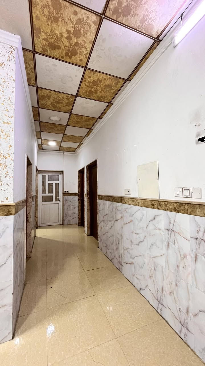 بيت طابقين للبيع
بيت سكني للبيع بمساحة 150م، مكون من طابقين، يقع في (القوسيات قرب اسواق ابو يوسف). 
الطابق الارضي:  ٣ غرف نوم- حمامات- استقبال و مطبخ. 
الطابق الثاني: غرفتين نوم مع سويت حمامات  و استقبال و مطبخ البيت بحالة جيدة و جاهزة للبيع و السكن. 
السعر المطلوب ٧٥ مليون 
للاستفسار عند مكتب الرياض مدخل الملايين الثانية او الاتصال على الرقم ***********

