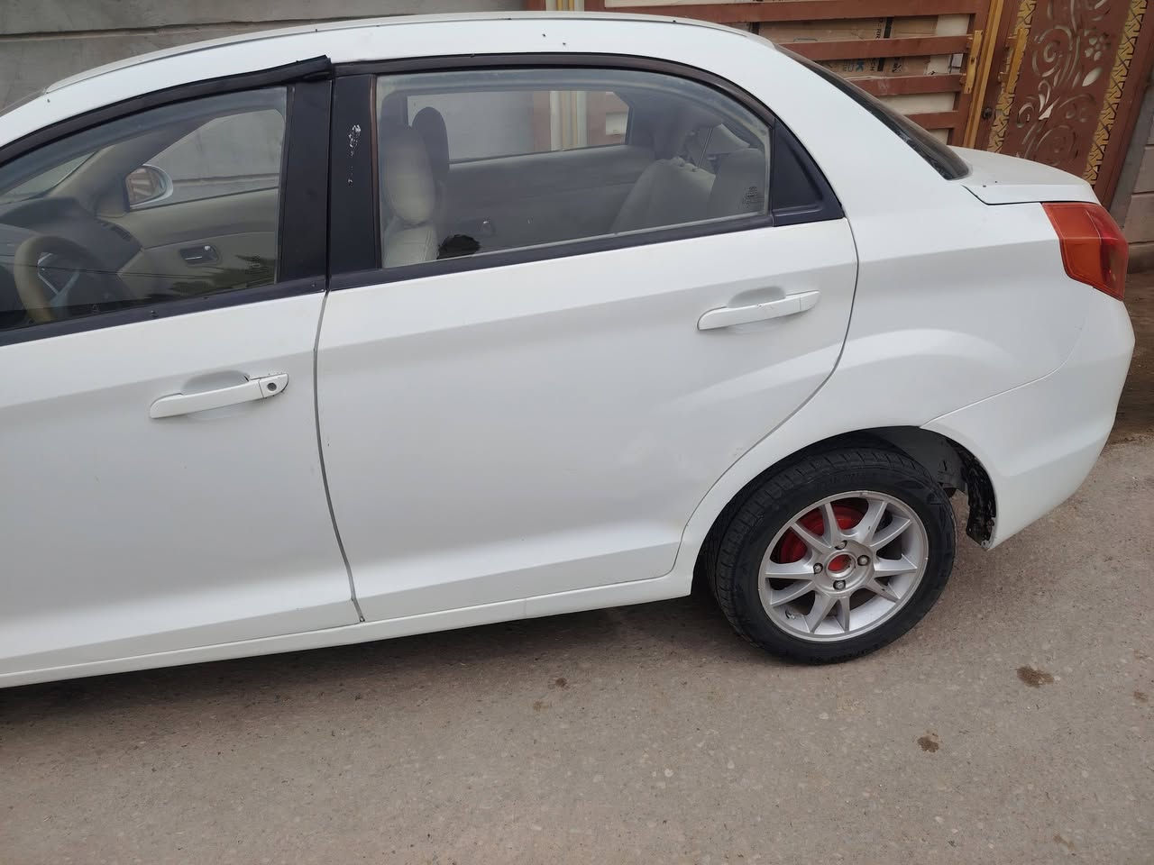 سلام عليكم شيري فلاوين لبيع مديل ١٣ رقم قادسيه سياره مكفوله من مكينه وكير وحداديه وكشر السعر ٤٢وبيهه مجال مكان السياره ديوانيه الشراي يتصل ***********
