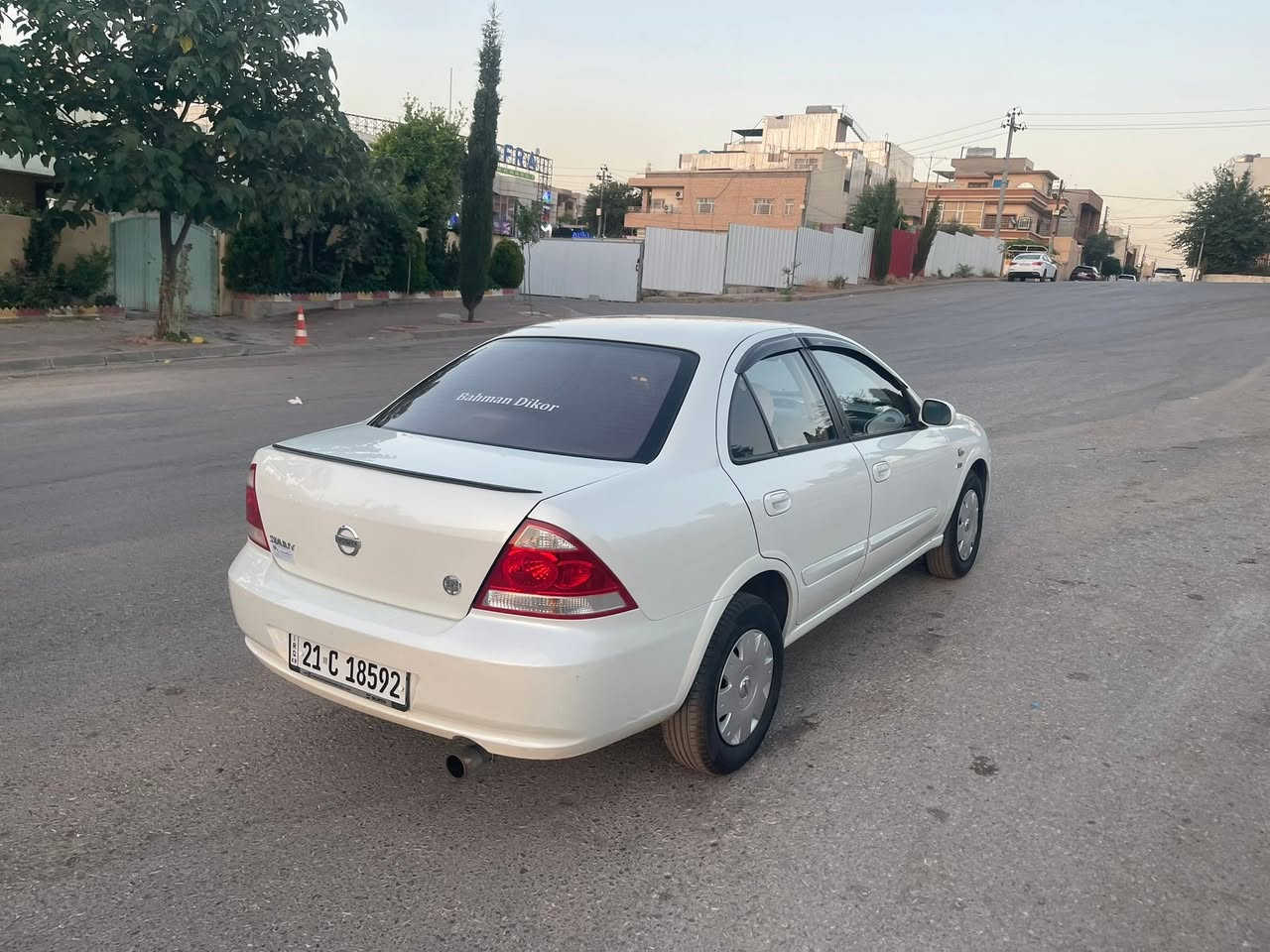 نیسان صەنی کۆری مۆديل ٢٠١٠ گێڕئۆتۆماتیک چوار جام کارەبا و کەللە و کۆنتڕۆڵ و شوێن عەینەک
بێ بۆیاخ بێ سارد تەنها دوو کارتی بچوکی هەیە
مەکینە سپییە گێڕ و مەکینە و تەبرید و تەحویل و غرامە و هەموو شتيکی بەشەرت 
سەنەوی تازە بەسەرچووە
ڕەقەمی تازەیە

لە سلێمانییە ناو شار
سیعری ٩٨ گەڵا و معامەلەیەکی زۆر کەم

***********
