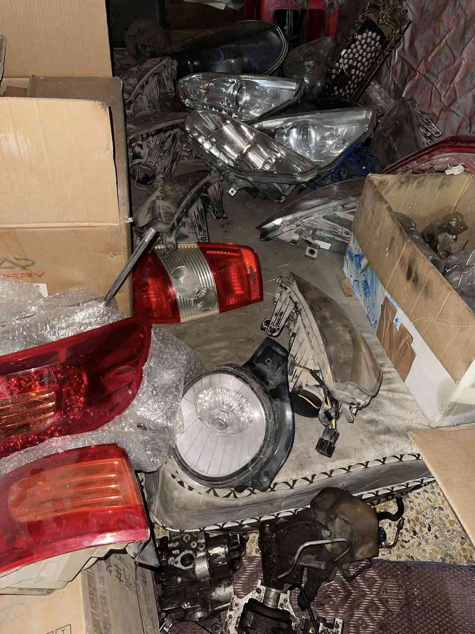 لايتات اصلي شركه واكو كم قطعه بك لايت سعر زوج 50 الف النظافه 90 ‎%‎ بغداد حي العامل ابو فهد شيري ***********
