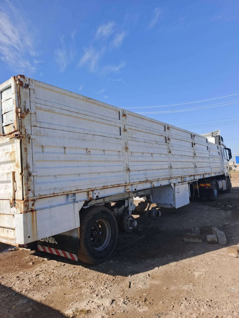 للبيع عربانه طول 12/60 ارتفاع 190 ثلاث محاور بدون تاير تاير ويل /عنوان موصل /***********    /***********
