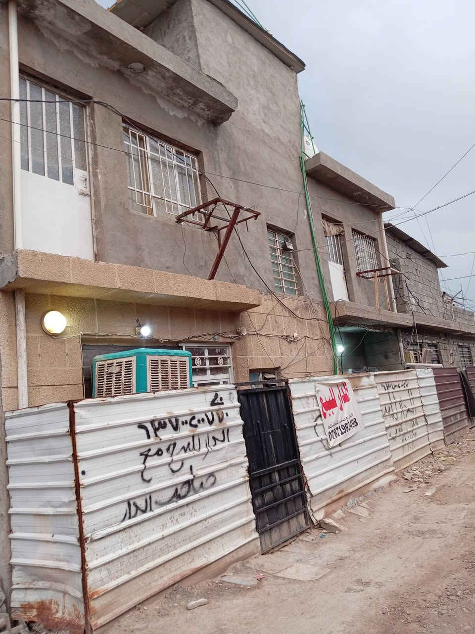 السلام عليكم
بيت البيع ب حي جهاد الديوان الزراعي
مساحة البيت 50 متر
يتكون من ثلاث غرف ثنين فوك واحده جوه 
وصاله وصحيات ومطبخ 
الستفسار ع ذني الرقام
***********
***********
