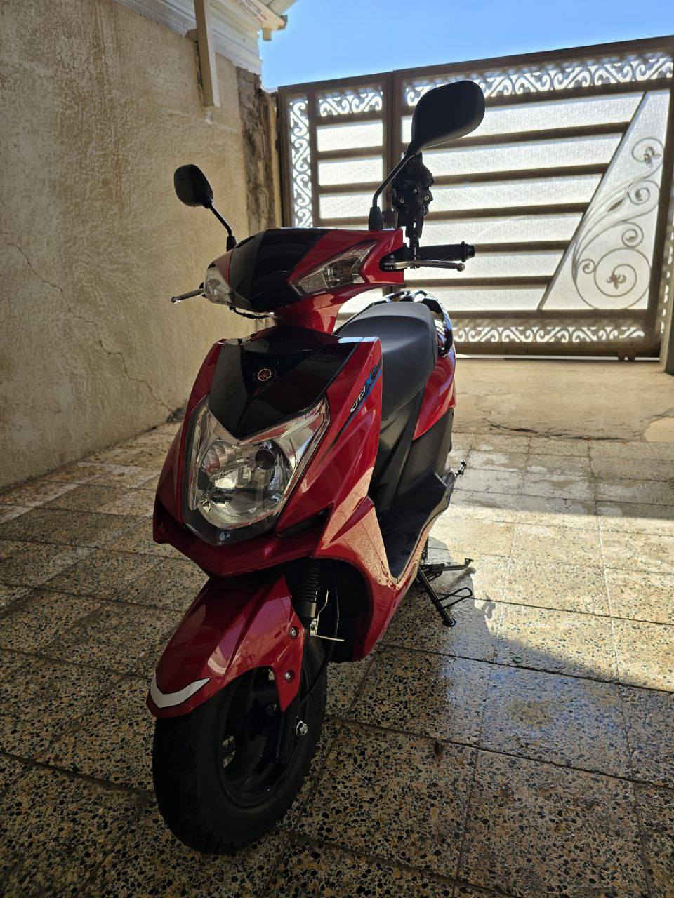 سلام عليكم دراجه سكنس حديث كما موضح بالصور دراجه بحالة الوكاله دراجه ما متعوبه وع ايدي بس وصايرلي شهر من شتريتها والمكاتبة مالتها موجودة ماشية بس ٣٧٥ وذا تجي وتشوفها بعد احلى من صور
السعر : مليون 300 
العنوان : بصرة ابو الخصيب باب طويل 
الرقم : *********** متواجد فقط ع واتساب .
