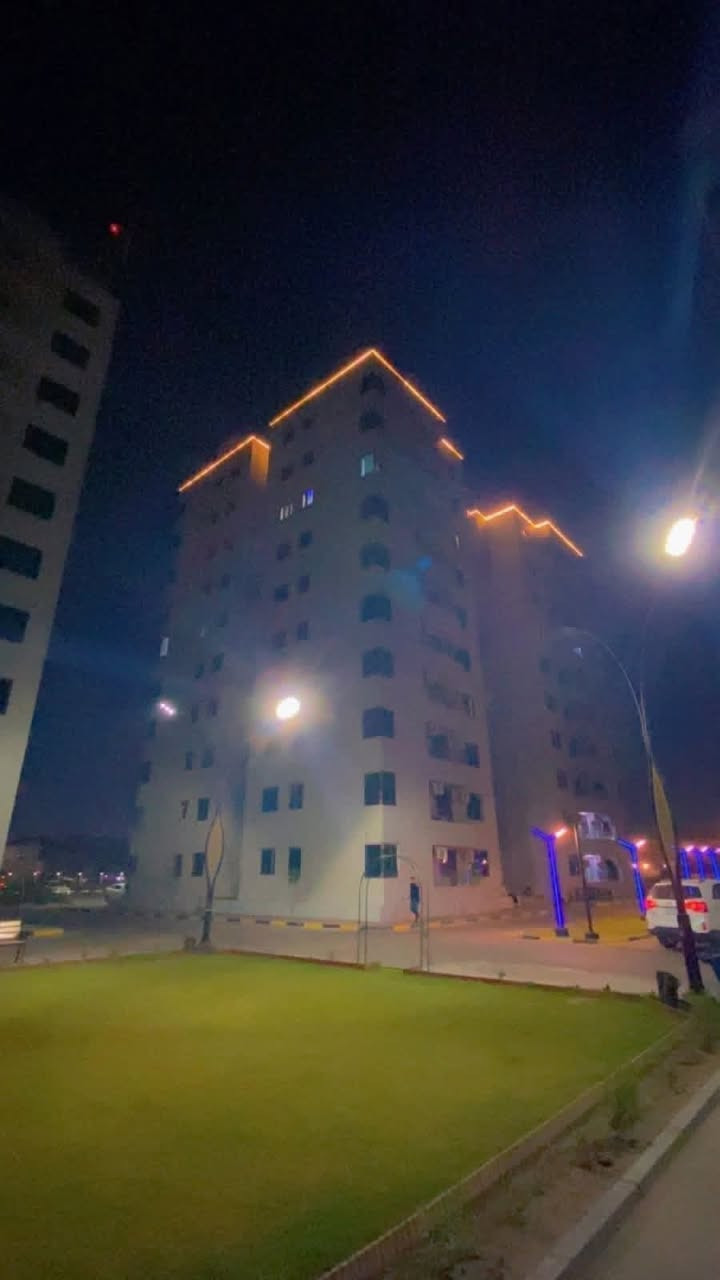 جاهزة للسكن وبنظام دفعات ميسرة لمدة ٦ سنوات وسند طابو
السلام عليكم

شقة للبيع _ في مجمع الرفاه السكني  منطقة البلديات مساحة الشقة ١٦٠ متر  ( طابق الرابع ) استلام جديد وجاهزة للسكن تتكون من ثلاثة غرف نوم نوم و صالة و مطبخ و صحيات عدد (٢) وبلكونات عدد (٣) جديدة   تحتوي على مطبخ كامل وتم عمل ديكورات للشقة  + انارة ظاهرية وإنارة مخفية  للشقة كلها علما انها تحتوي نظام تبريد سبلت في كل غرفة + نظام الغاز انابيب + نظام إنذار الحريق +موقف سيارة خاص بالشقة علما بان العمارة مجهزة بالكهرباء ٢٤ ساعة و مصعد عدد (٢)  علماً توجد في كل طابق أربعة شقق فقط ونظام امن  السعر ١٧٥  مليون وبنظام الدفعات ميسرة  لمدة  ٦ سنوات 
مؤ ثثة اثاث كامل واصل من حساب الشقة ٩٥ مليون 
الاستفسار على الرقم 

***********
