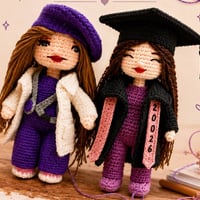 ​دمية التخرج الأنيقة المصنوعة يدوياً بكامل الحب ✨ ​احتفلوا بـإنجازاتكم...