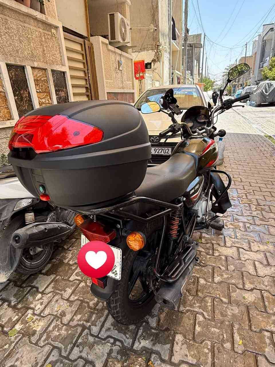 📍بغداد
السلام عليكم دراجة بوكسر كلاسك موديل 22 رقم وسنوية جاهزه تحويل ثاني يوم  مع جنطه خاصه وكاله دراجة بحالة جيده جداً استعمال خاص مامشتغله دلفري الدراجه معتنين بيها كل ٢٠ يوم يتبدل دهن دراجه ال ياخذها بالعافيه علي تفيد اليريد يشتغل بيها دلفري او على باب الله السعر مليونين او 150 الف او وبيها مجال للشراي رقم الهاتف ***********
