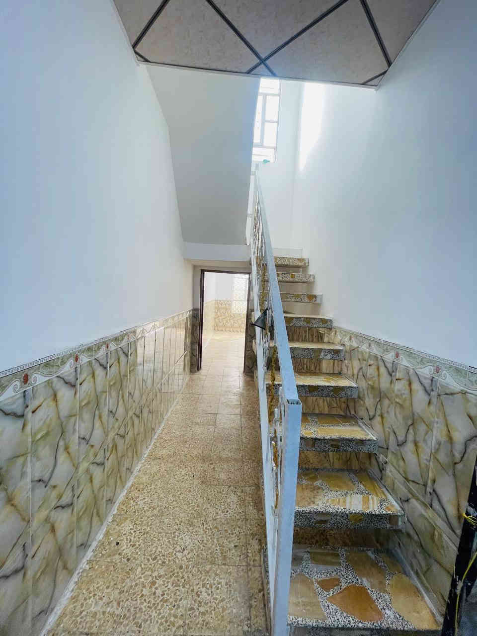 السلام عليكم 
بيت 100 متر صب كونكريت طابق واحد 
غرفه وصاله ومطبخ واستقبال وصحيات داخليه وخارجيه وطارمه السعر 110 
رقم العقار 79 حي ميسان للاستفسار الأتصال على الرقم التالي الكوفي للوساطة العقاريه ***********
