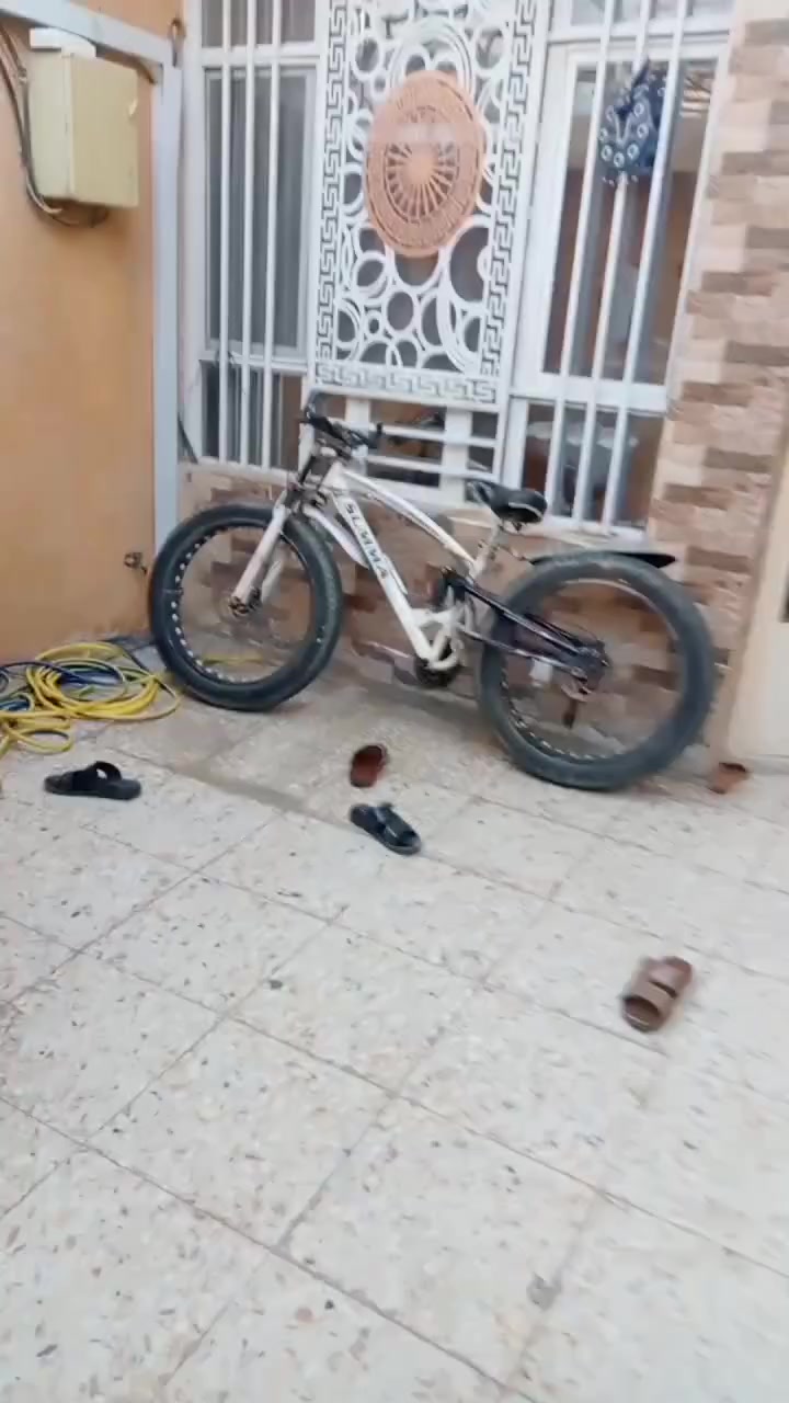 بيت 100 متر الواجهة ٥ والنزال ٢٠ مدخلين ارتفاع البناء عن الشارع بايتين وارتفاع السقف عن الارض 3 م  يتكون من( حوش ٣م  وخدمات خارجية و استقبال ٥*٣.٥ و حولي مطبخ ٥م و غرفة ٥*٤ ترك خلفي يحتوي حمام  والطابق الثاني يحتوي بيتونه ٥*٥ وحمام وغرفة ٥*٤ و سطح اول وسطح ثاني ) البيت من الخارج الى الداخل كل سيراميك نظافة ١٠٠٪  بناء 2023 طابو صرف بأسمي الشعب .الجمعيات . خلف الجامع المحروق مباشرتآ يبعد عن السوق والمدارس والمستشفى ٥ دقائق مشي  *********** السعر ١٦٥ وبي مجال شي بسيط
