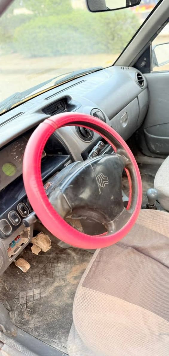 السلام عليكم سياره البيع سايبا 2015سياره جديده كير ومحرك وداديه وتخم تاير مصفره هيه وغرام سنويه جديده السعر 26وبيه مجال  مكان سياره السماره السفسار ***********
