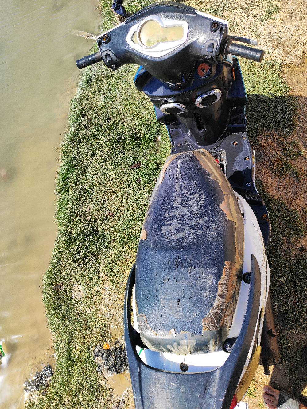 دراجة سكنس ثعلب نثية محرك كوري مديل 2021 دراجه نضيفه وقتصادية ماتصرف نهائيا سرعتها 60 يعني المرور مايحاسب عليها نهائيا كهربائيات شغالة وحته شادلها امبي ثري بس ماادري شبيها عطلت عندي واني امشي وعفتها ورحت للشغل وهسه اريد ابيعها لان مافارغ الها الدراجه عوزها ترتيب بسيط وحته تصليحها مايكلف 25 لو 30 الف مكاني الناصرية شطرة ناحية ال سليمان  