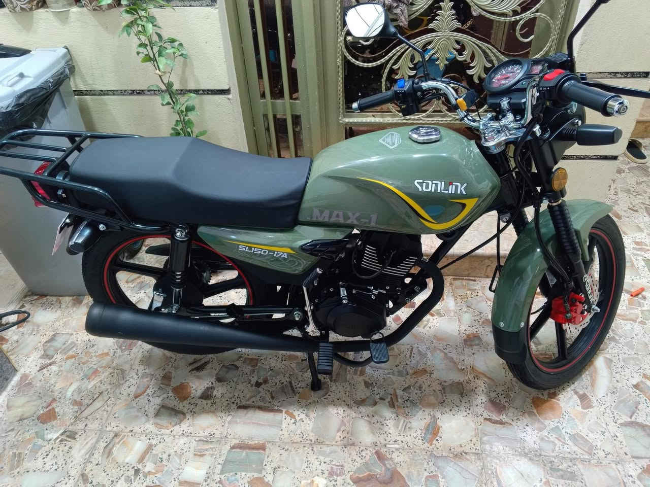 السلام عليكم حبايب دراجه ماكس وان  لون زيتوني موديل 24 الدراجه خير من الله كلش نضيفه مكينه مامفتوحه ونشطه كلها  شغاله مابيها كل نقص شغل واطلع ربع متصرف عليها  عنوان بغداد مدينه الصدر سعرها 850وبيها مجال للوجوه الطيبه رقمي ***********
