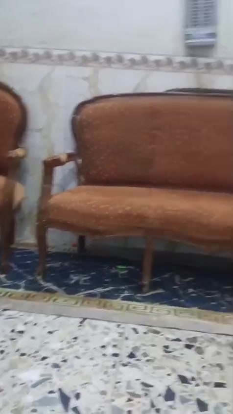 السلام عليكم عظي تخم لون ابيض كرسين و قنفه ام 3 سعر 155 و عدي لون مشمشي نفسه كرسين و قنفه ام 3 سعر 110 العنوان بغداد ام نجم شارع محمد صافي رقم *********** مستعجل على بيعته
