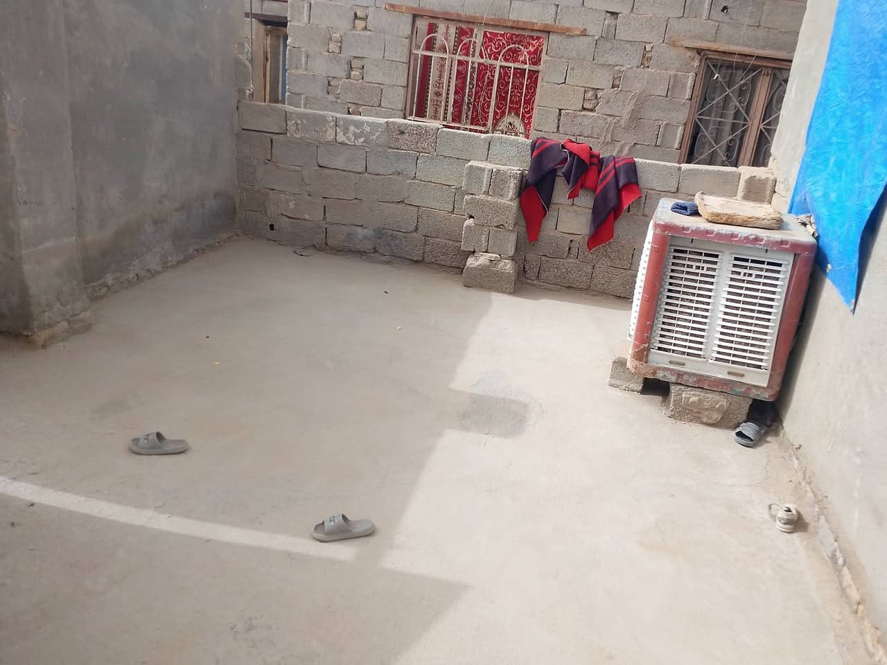 السلام عليكم بيت البيع مساحته 300 بي غرف نوم 3 صاله مطبخ واستقبال مكان قريه سيد شويع 
الرفاعي ***********/***********
