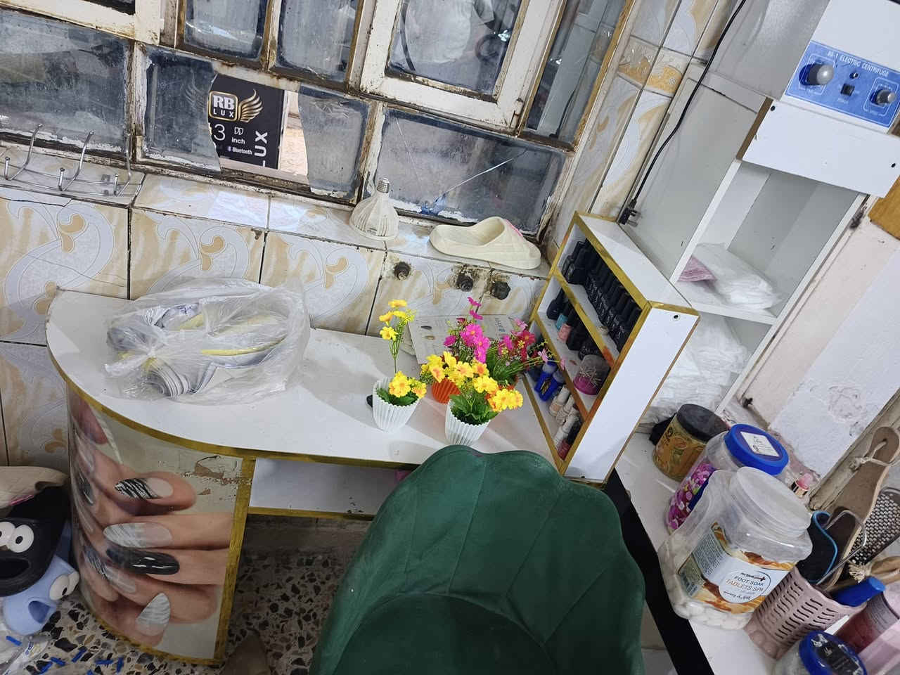 حتياجات صالون البيع مستخدم شهر واحد بس
بسعر مناسب الي يريد يتفضل واتساب 
***********
