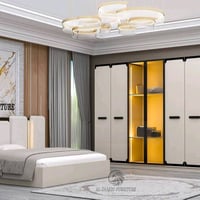 مجموعة غرفة نوم أنيقة وعصرية من ماركة الساعدي للأثاث. تتضمن سريرًا واس...