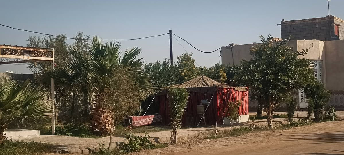 بيت للبيع مستعجل. يتكون من ثلاثة غرف. البيت جبير كلش  وحديقه اربعه دونم. انواع النخل مكان البيت القرنه الثغر قرية الصخريجه وباقي التفاصيل اتصل وبالخدمه ***********
