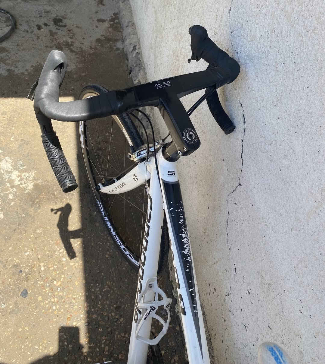 اسلام عليكم :
: للبيع بايسكل كورسي كوندال Cannondale CAAD9 أصلي صناعة أمريكية 🇺🇸🔥
بايسكل كورسي (دراجة سباق وسرعات) غني عن التعريف لعشاق الوزن الخفيف والقطع الاحترافية، ماركة Cannondale CAAD9 أصلية ومختومة شاسي (Handmade in USA). البايسكل مغسول وملمع بحالة ممتازة وجاهز للكرف مباشرة.
المواصفات الفنية:
 الشاسي (الفريم): ألمنيوم CAAD9 الأسطوري (خفيف وقوي جداً) + فورك كاربون أولترا (Ultra Carbon Fork) الأصلي لامتصاص اهتزازات الطريق.
 الفيترية والسرعات: دوشيش خلفي شيمانو تياجرا (Shimano Tiagra) + شرك أمامي شيمانو سورا (Shimano Sora) تدوير سلس وتبديل سريع جداً.
 الويلات والطوق: طوق رياضي ايرو Cosmic بنقشة مميزة، وصوت الشرك الخلفي (الهب) سريع وقوي (نغمة تفتح النفس).
 الإضافات: سكان رياضي مريح مع لف شريط جديد، وقاعدة مطارة مياه.
الحالة العامة:
البايسكل مكحل ونظيف جداً وجاهز للتسليم (فقط الكشن يحتاج ترتيب بسيط أو تبديل حسب رغبة المشتري لإكمال المظهر الرياضي).
 السعر: 800 ألف دينار عراقي (وبيه مجال للشراي).
 المكان: بغداد - الغزالية.
 للتواصل والاستفسار: *********** 📞
