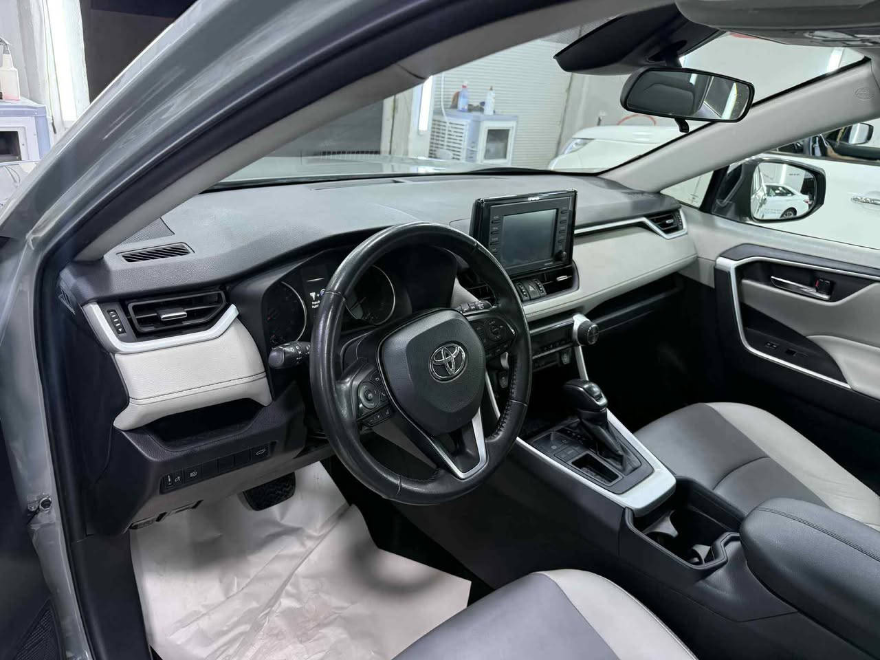 السلام عليكم راف فور موديل ٢١ حادثها بابين سطحي وبدلات ومصبوغات ارباك برده راجع بلادي رقم اربيل فتحه جنطه كهرباء داخل جلد لونين كشن كهرباء تحديدمسار اوتوهولد رادارات إماميه  جانبي وباقي المواصفات XLEالسعر ٢٤٠ للستفسار *********** بدون خاص رجاء 🙏
