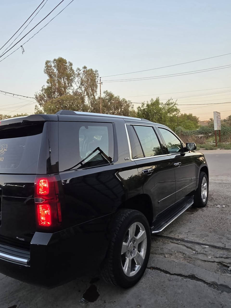 ⚜️ للبيع: شيفورلي تاهو Tahoe LTZ موديل 2018 ⚜️
​ما شاء الله تبارك الله.. السيارة بحالة ممتازة وجاهزة للاستخدام.
​### 📊 تفاصيل السيارة:
​الموديل: 2018
​الفئة: LTZ (أعلى مواصفات)
​الون: أسود ملكي
​الرقم: رقم بغداد ب اسمي  - السنوية والهزة جديده
​المسافة المقطوعة (الممشى): 150 كم
​### ✨ أبرز المواصفات:
​محرك 8 سلندر قوي واقتصادي بنظام توفير الوقود
​فتحة سقف + شاشة كبيرة مع نظام ملاحة وكاميرا خلفية
​كراسي جلد (تدفئة وتبريد + خزن وضعيات)
​رادار تصادم + تحديد مسار + حساسات أمامية وخلفية
​صندوق خلفي كهربائي + تشغيل عن بعد
​ويل كروم حجم 20 (موضح بالصور)
​وباقي مواصفات الـ LTZ المعروفة كاملة.
​المحرك والكير والتبريد: بشرط الفحص (100%)
​📌 السعر المطلـوب: 365 $ وبي مجال قليل
​📍 مكان السيارة: صلاح الدين/الدجيل 
​📞 للاستفسار والاتصال: ***********
