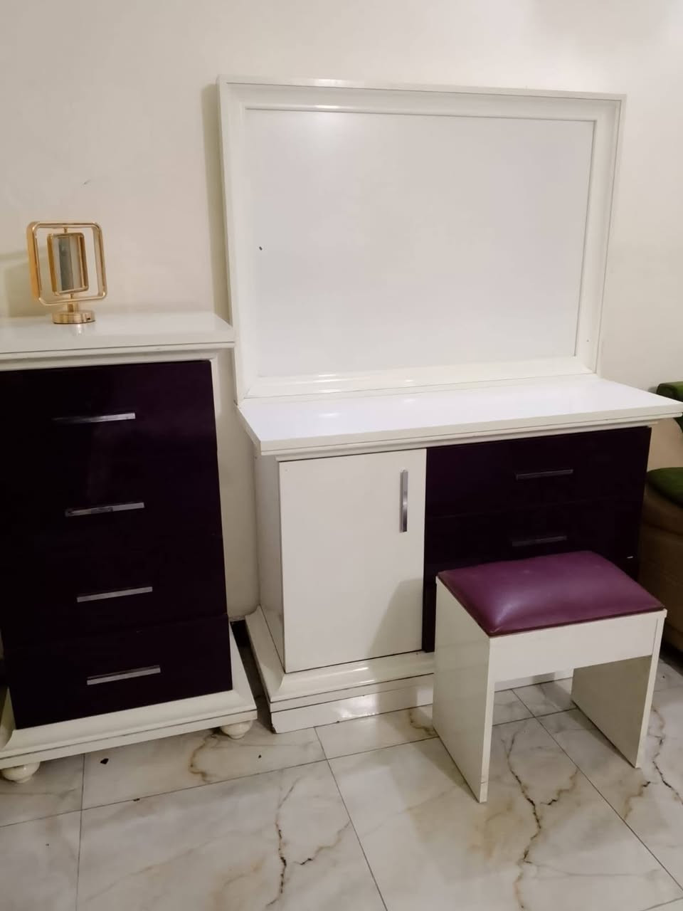 الغرفه البنفسجي بدون اي ضرر اخت الجديده بس جامه المرايه نكسرت اثناء الشد سعرها ٤٠٠ وبيها مجال ...غرفه لون اوف وايت ب ٣٥٠ وبيها مجال .تخم تركي ١٠ مقاعد ب ٣٥٠ وبي مجال ..زوليه جوزي ٢ في ٣ ب ٧٥ وبيها مجال بسيط ..المكان السيدية الضباط .


**إذا كنت صاحب هذا الإعلان وتريد حذفه لأي سبب، رجاءا أرسل رسالة إلى الدعم الفني**