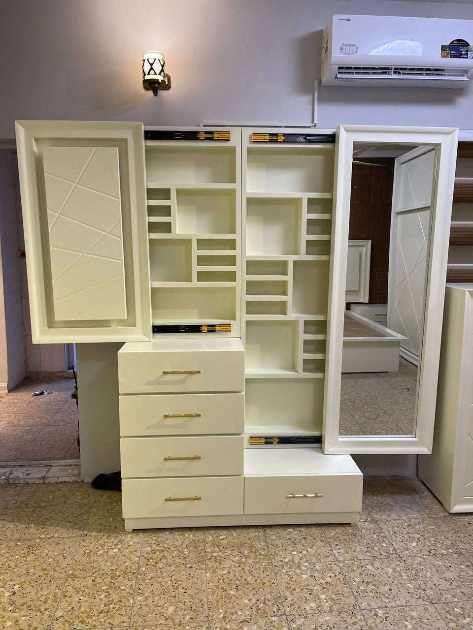 مساء الخير والعافية زبائنا الطيبين
غرفة نوم سلايت الشغل نجارة عراقية من تصميمنة
انشاء الله تنال اعجابكم 
للستفسار مراسلة الصفحة او اتصل واتساب ***********
العنوان بغداد الدورة نهاية شار الصحة مجاور كلية كلكامش مجاور مكوى اسطنبول معرض بيونتا للاثاث العراقي
