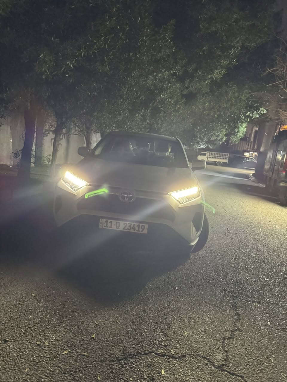 مواصفات 

السلام عليكم راف فور RAV4 هايبرد موديل 2024 للبيع ماشية 2070 كيلو أخت الزيرو بيها فقط بارد بين الابواب عكس السائق قليل موضح بالصور وبعض الملاحظات البسيطه السيارة خليجيه عبد اللطيف جميل السيارة نظيفة وماشية كلش قليل عارضها ب 275 ورقة وبيها مجال بسيط للطيبين  مكانها بغداد الاظمية
***********
   •   نوع المحرك: هايبرد 2.5 ليتر 4-سلندر + محرك كهربائي
   •   القوة الإجمالية: حوالي 214
   •   العزم: حوالي 225-250 Nm مع دعم المحرك الكهربائي  
   •   ناقل الحركة: CVT هجين
   •   نظام الدفع:دفع رباعي AWD E-Four 
•   المقاعد: 5 ركاب
   •   شاشة مركزية لمس مع Apple CarPlay / Android Auto
   •   تكييف أوتوماتيكي شاشة
   •   عجلة قيادة متعددة الوظائف

 •   مصابيح أمامية نهارية LED
   •   عجلات 18 إنش

•   فرامل ABS + EBD + BA
   •   مثبت سرعة ذكي
   •   نظام مراقبة ضغط الإطارات (TPMS)
   •   كاميرا خلفية + حساسات
   •   أنظمة Toyota Safety Sense

 •   الطول: ~4600 مم
   •   العرض: ~1855 مم
   •   الارتفاع: ~1685 مم
   •   قاعدة العجلات: 2660 مم
   •   عدد المقاعد: 5
   •   Apple CarPlay / Android Auto
   •   Bluetooth + USB
   •   6 سماعات صوتية
   •   التحكم في الثبات
   •   مراقبة ضغط الإطارات
