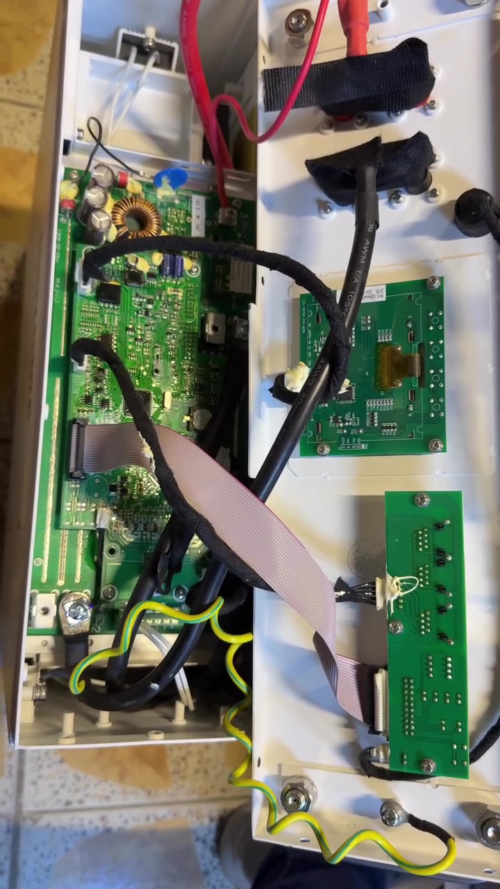 المخزومي للطاقة الشمسية ☀️

على بركة الله تم تبديل  
BMS BATTERY MOTOMA 100A 51.2V

وكان سبب الخلل دخول سائل إلى البطارية  
مما أدى إلى حدوث شورت في الـ BMS

تمت عملية التبديل بنجاح وحل المشكلة بالكامل للزبون ✅

للتواصل مع قسم الصيانة:  
📞 ***********

وللتواصل مع قسم المبيعات:  
📞 ***********  
📞 ***********
