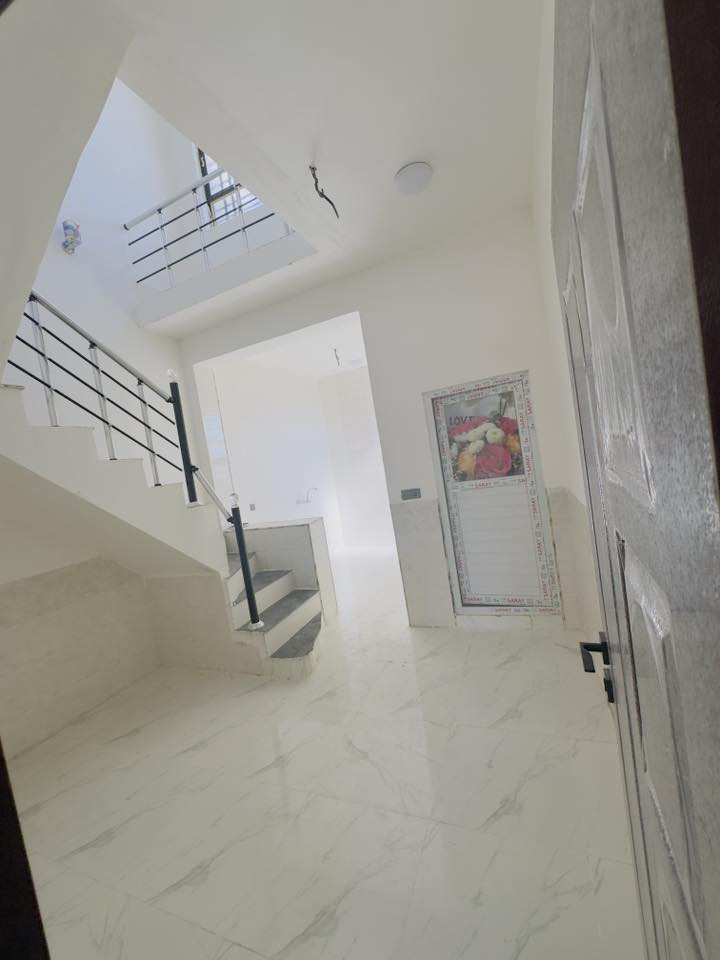 سلام عليكم يتوفر بيت مساحه 50متر طابو زراعي سند 25 اقرار محكمه صاير البيت داخل مجمع سكني يتوفر بيه كافت الخدمات من ماء وكهرباء ومجاري وتبليط يقع المجمع خلف جامعه كربلاء فريحه عن الامام ١٠دقايق  
ملاحظه البيت بناء طابق جمهوري 
السعر45مليون 😇
الاتصال 
***********
