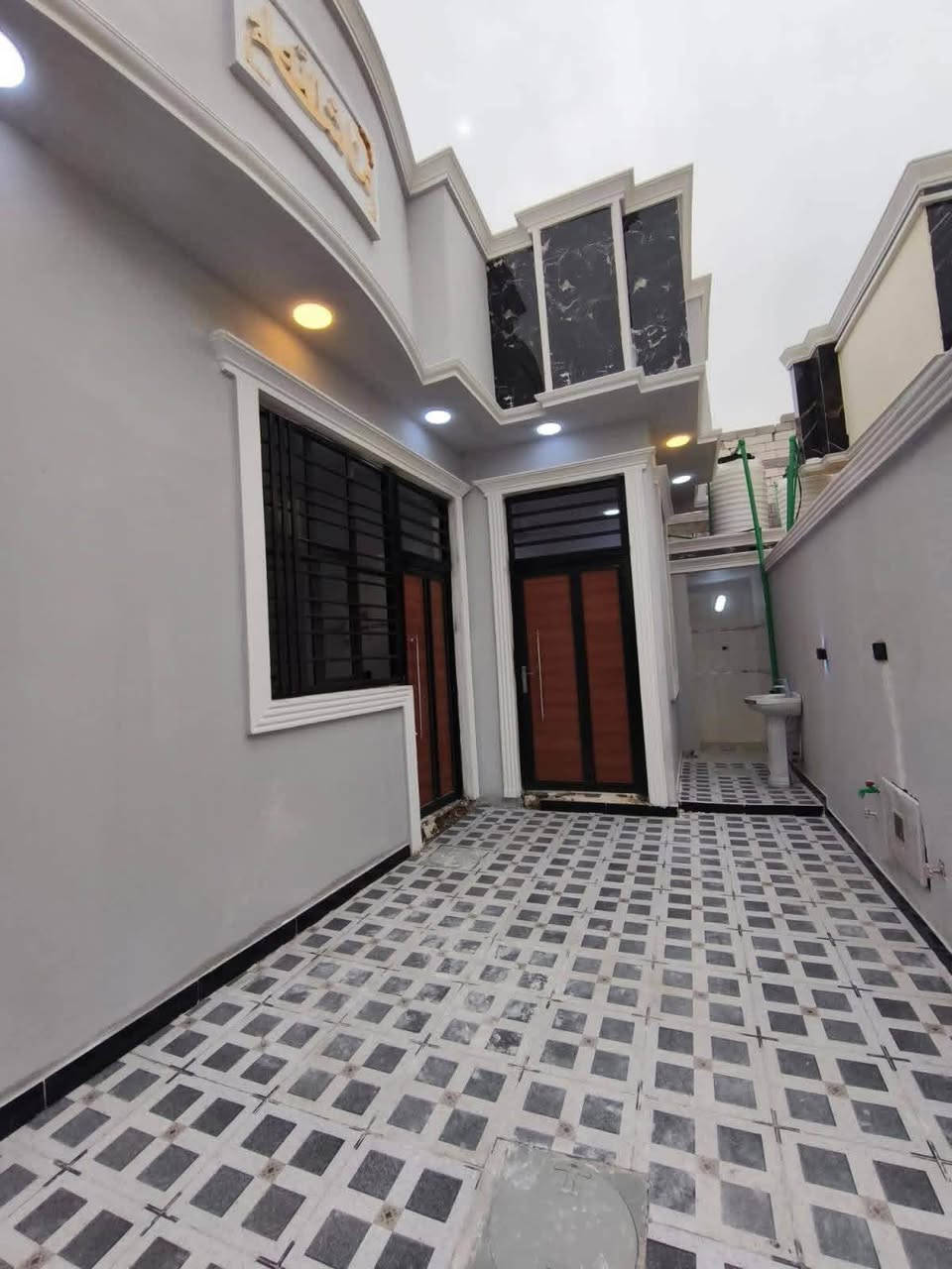د الله اوقاتكم بكل خير احبتي دار سكن 
للبيع المساحه 130متر  
طابو زراعي عراقي وكاله ونسخه من الطابو ◼️ 
بيت ما شاء الله تحفه
شغل راقي 🛑
البيت يحتوي على
2غرف منام 
صاله
مطبخ
ديوان
صيحات داخلي وخارجي 🛑 
موقع البيت البصره ابو الخصيب شارع المحكمه الجديده  
سعر البيت 78اوبي مجال💸 
نوع العقار طابو زراعي عراقي وكاله ونسخه من الطابو ◼️ 
للتواصل *********** صادق للاستثمار العقاري 
*********** البصرة, العراق
