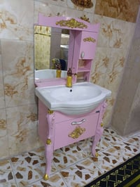 للبيع مغسله رئاسيه كامله مع المرايه والرفوف السعر 65 07734970890