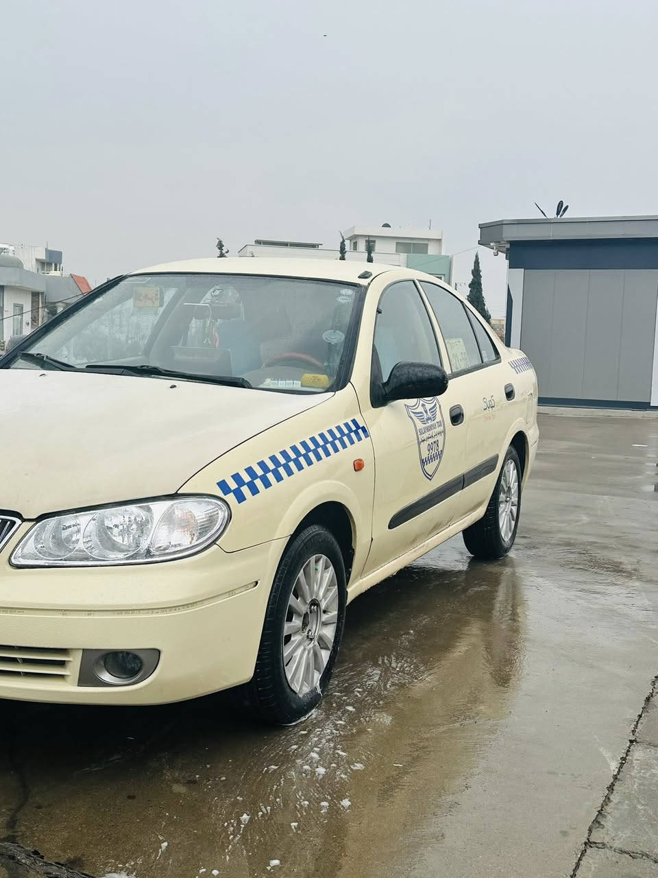 سه نى. ٢٠٠٩ بيلا د ته كسى. سه نه وى هه زه و كلا جو عه ينه و. تا يه ى تا زه يه. قر جيكى دوا و هه يه يه ك جو له. ى به سيتى لا ى سه كن بيشه وه ى هه يه. له گه ل ٣  په له سا ر ده. بويا خو كورا وى نيه.    كيرو مه كينه. به شه ر ت  ***********خا وه نه كه ى. بكه ن.
