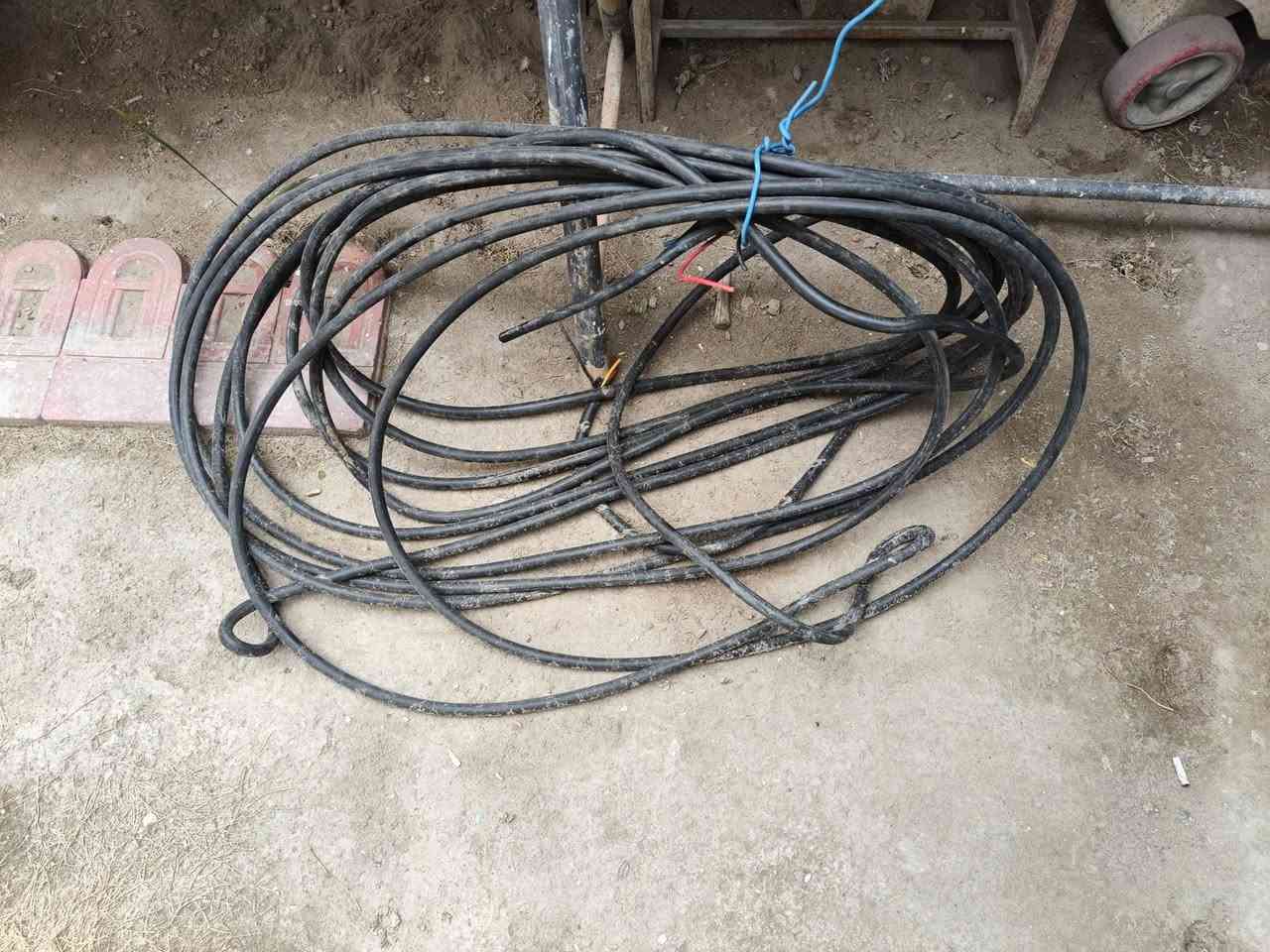 السلام عليكم اخوان
كيبل كهرباء ٤*٦ ملم غير مسلح سترانت مستخدم شهر تم تركيبه في  محل وتم تصفية المحل  الصنع أردني أصلي طوله ٣٠ متر (السعر ٩٠ الف)المكان بغداد العطيفية ***********
