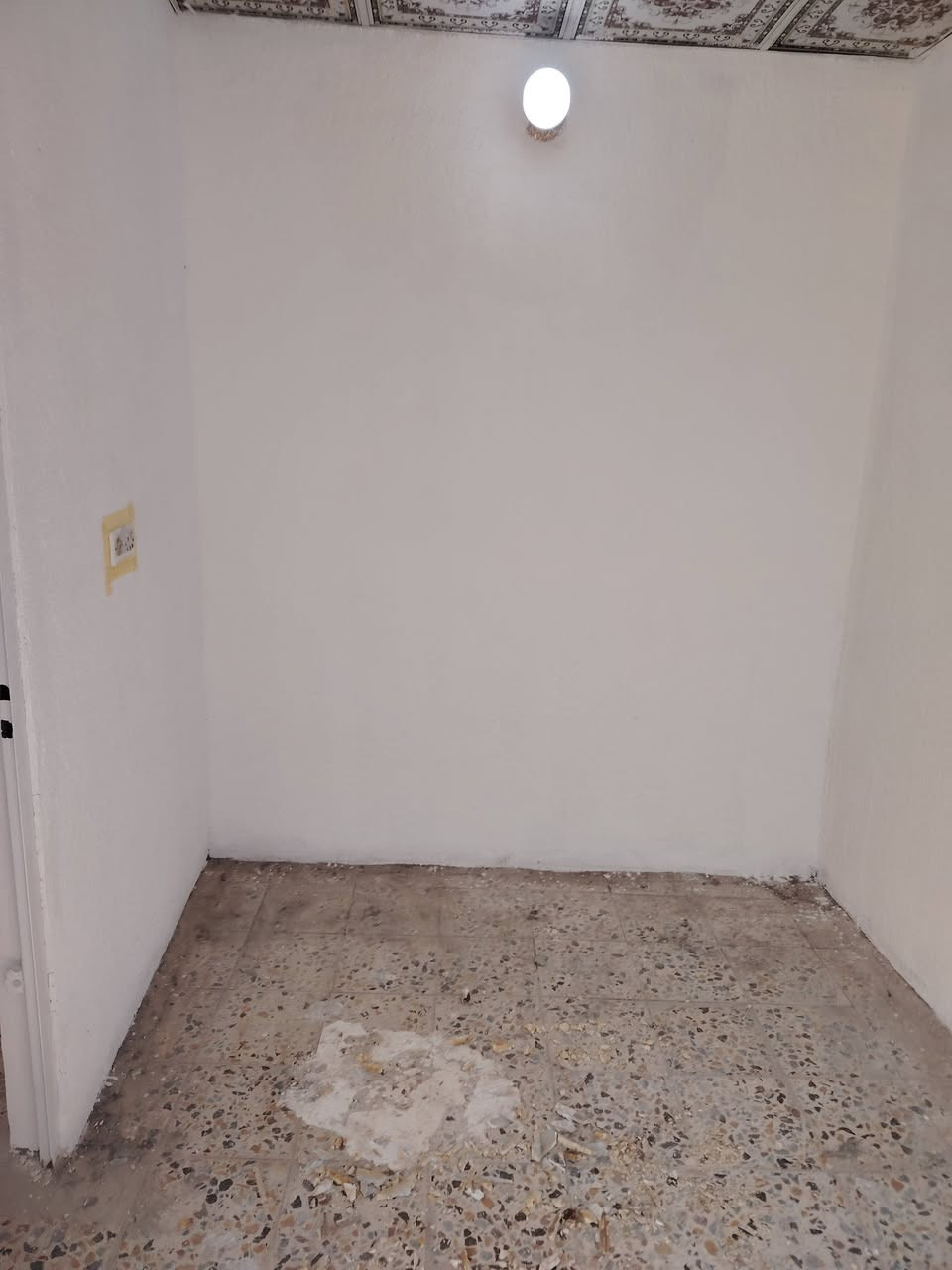 السلام عليكم بيت لايجار طابقين يحتوي على استقبال ومطبخ ومنور وصحيات داخليه و٢ غرف نوم العنوان الزعفرانيه مقابل القريه الشماليه قرب مول عقيل قريب علئ الشارع العام  لاستفسار *********** فقط اتصال ***********
