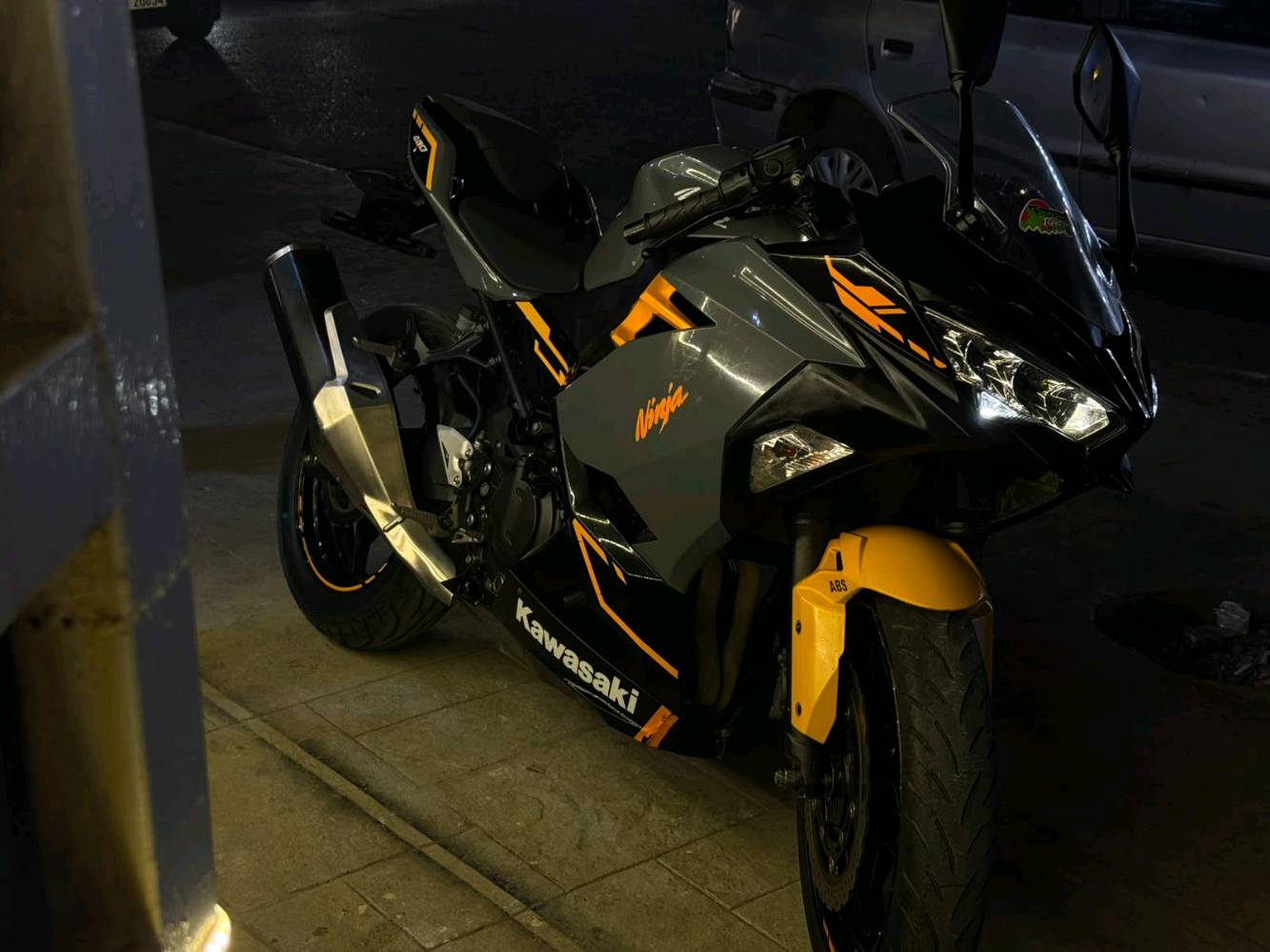 Kawasaki ninja
کوردی عربی  
400دو پستن 
2 بستن 
محرک کپس  مکینه کپس 
بریک امامی خلفی abs استاپی پیش پشتون abs
کفرات بدون صبغ  بدون شخط 
 کفر بی عیب بی بویاخ 
تایه پیش پشتوه نوی  تایر امامی خلفی جدید 
اگزوز کاتم  کلشی شغال دراجه ب حالت الوکاله 
هموشتی ئیش دکا ب شرط ل سر دقی خوی ماوه زور نرویشتوه اوروپیه مراوسه هم موجود گورینوش دکم