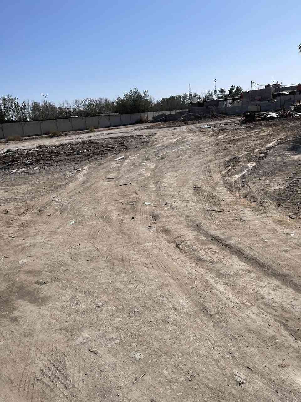 أرض معروضة للإيجار بالمعقل تصير مخازن جيدة وتصير كلشي حسب حاجتك المساحة جبيرة رقم ***********
