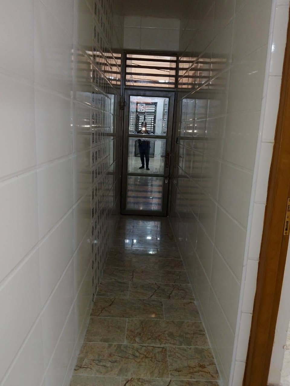 السلام عليكم...  بيت للبيع منطقه الشعب شارع عدن قرب العياده الشعبيه بناء حديث درجه اولى تسليم مفتاح مساحه 100م. واجهه 5م نزال 20م طرمه حمام خارجي مدخلين استقبال مطبخ خدمات منور 3 غرف نوم  استفسار مكتب الشعب للعقار بادره ابو عسل *********** وتساب *********** اتصال
