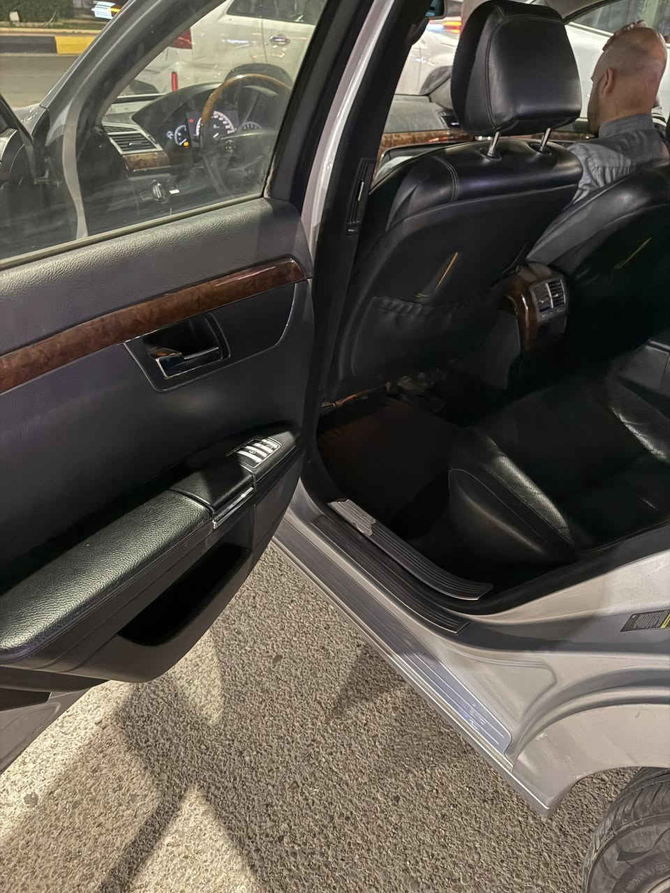 Mercedes-Benz S350 2006
-------------------------------------

#السعر : 148$ وبيه مجال بسيط

‏

#رقم الهاتف : ***********

#رقم السيارة : انبار (( باسمي )) 

#مكان السيارة : الانبار / فلوجة 

-------------------------------------

سلام عليكم 

للبيع فقط

مرسيدس اس كلاس W221 موديل 2006 S350 رقم انبار  وارد يابان مواصفات فتحة وكشنات امامية تدفئ وتبريد   ماشية 211000 الف لون رصاصي
