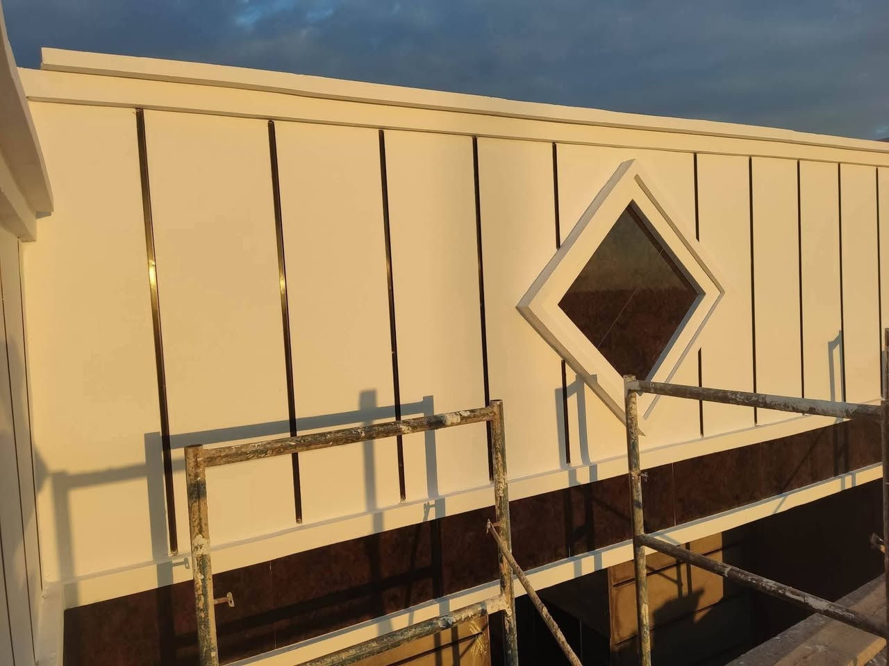 السلام عليكم صباغ متفرغ حاليآ اشتغل صبغ ولبخ وتطعيم فوم تركي وحجر صبغ خارج وداخل واجهيات ولبخ خشن وناعم شغل فول ومكفول اسعارنه مناسبه اتصل ودلل *********** متوفر واتساب
