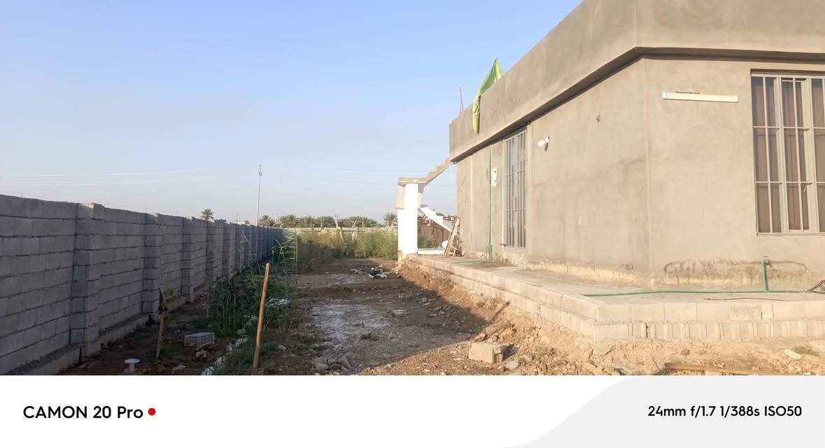 بسم الله الرحمن الرحيم
دار للبيع في الخماس مقابيل المدارس 
مع قطعه ارض دونم ونصف 3750متر عقد 25 مسيجه 
تفاصيل.استقبال ثلاث غرف نوم صاله مطبخ حار بارد حمام داخلي ارضيه بورسلين واجه 30نزال125
للستفسار .***********
